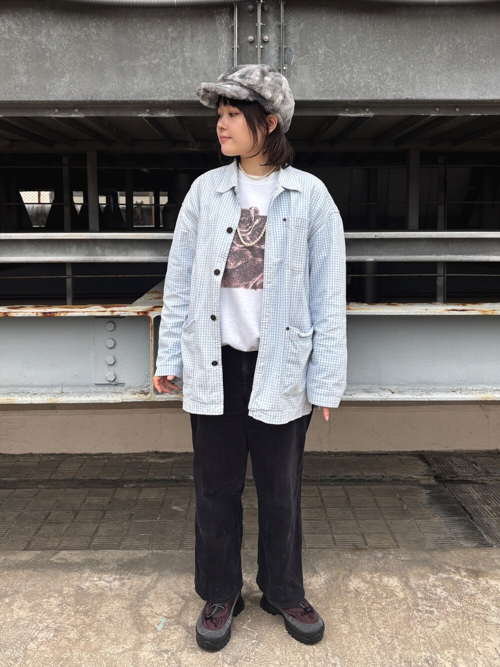 グレー系のキャスケットを着用したレディースの秋コーディネートの2枚目の写真