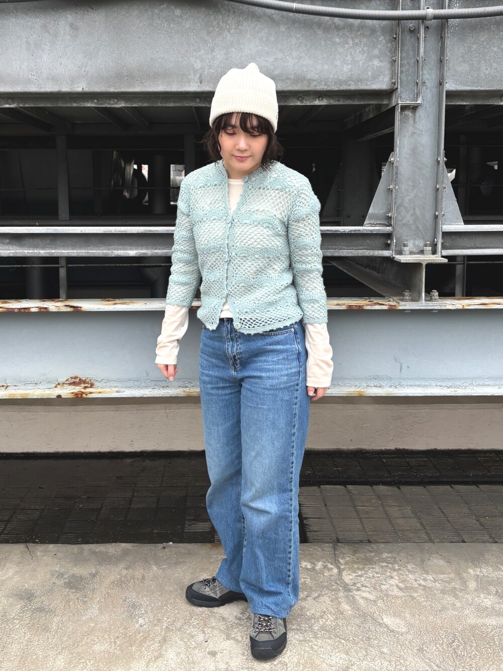 ベージュ系のニットキャップ/ビーニーを着用したレディースの春コーディネートの2枚目の写真