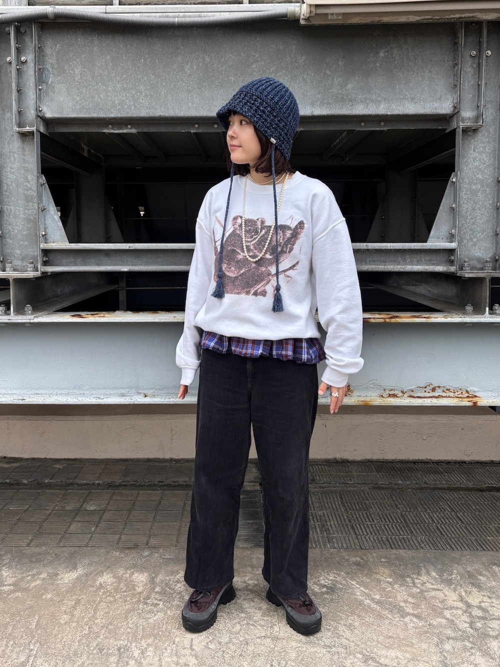 ブルー系のハットを着用したレディースの秋コーディネートの2枚目の写真