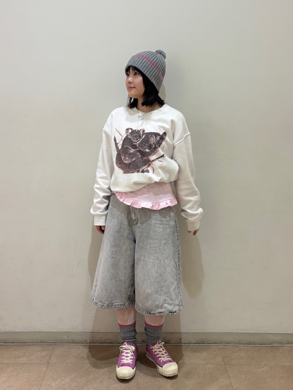 ピンク系のTシャツ/カットソー、グレー系のデニムパンツ、ピンク系のスニーカーを着用したレディースの秋コーディネートの2枚目の写真