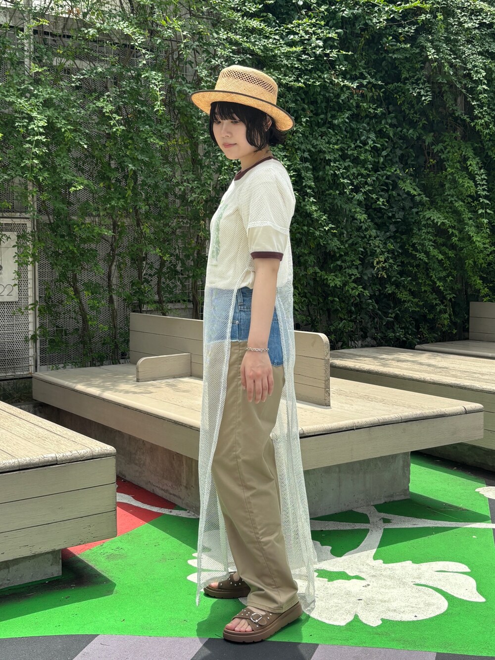 ベージュ系のハットを着用したレディースの夏コーディネートの4枚目の写真