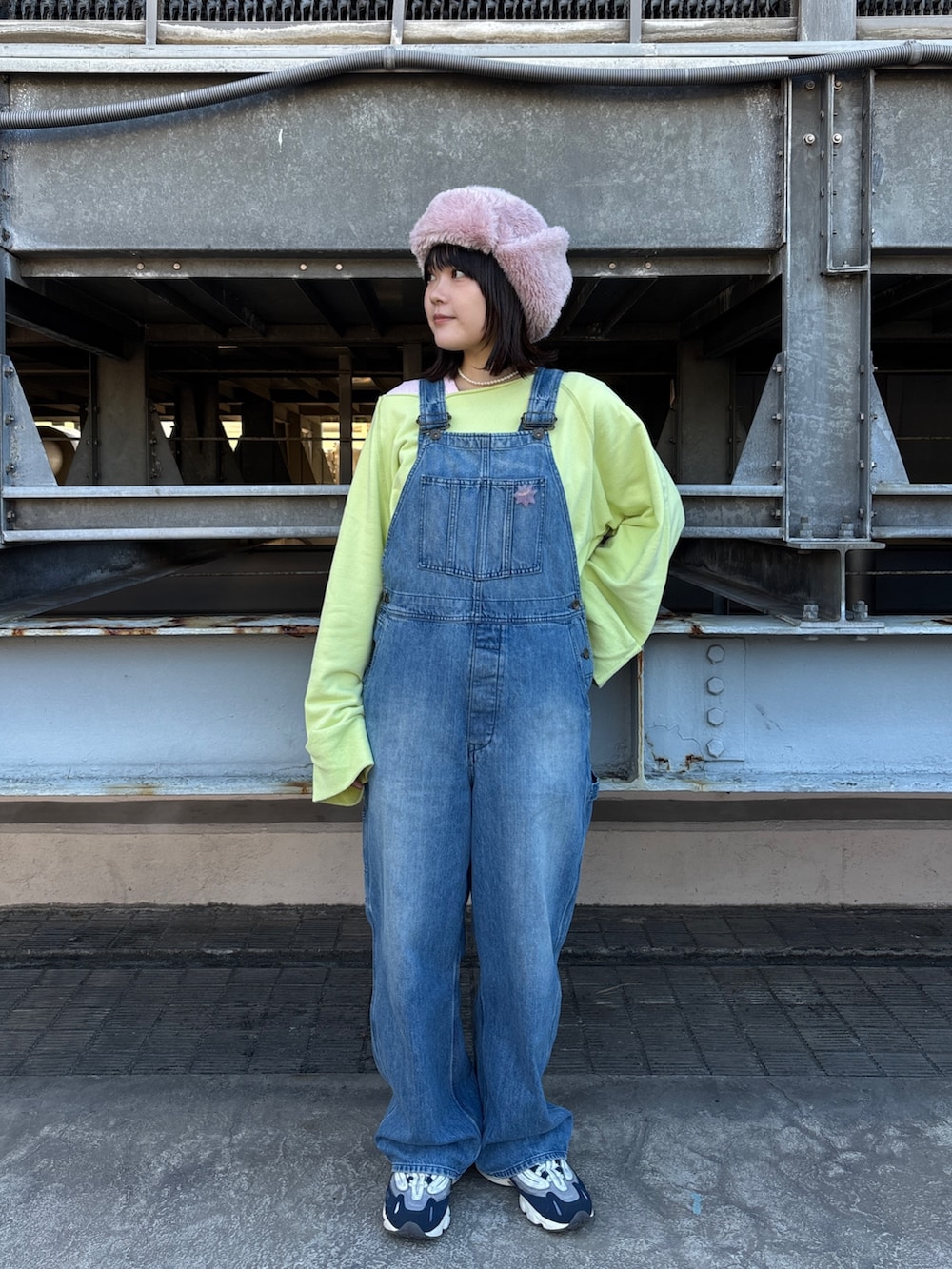 イエロー系のTシャツ/カットソー、ピンク系のTシャツ/カットソー、ブルー系のスニーカーを着用したレディースの秋コーディネートの3枚目の写真