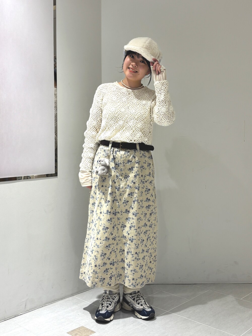 ブルー系のスニーカー、ホワイト系のTシャツ/カットソー、ホワイト系のキャップを着用したレディースの秋コーディネートの2枚目の写真