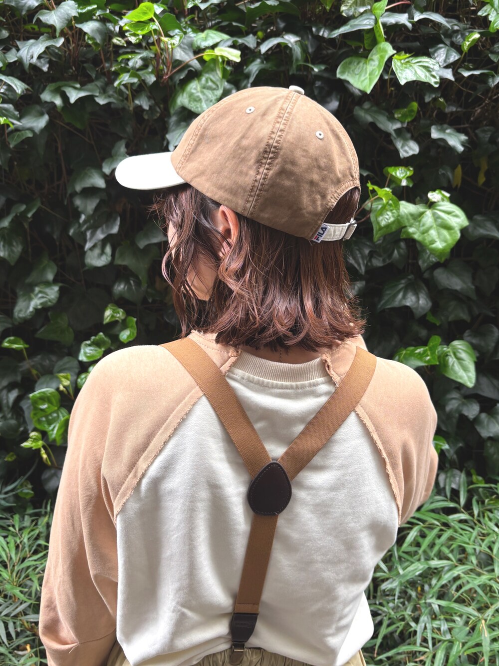 ベージュ系のTシャツ/カットソー、ベージュ系のその他パンツ、ブラウン系のキャップを着用したレディースの春コーディネートの5枚目の写真