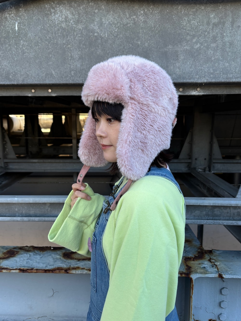 イエロー系のTシャツ/カットソー、ピンク系のTシャツ/カットソー、ブルー系のスニーカーを着用したレディースの秋コーディネートの5枚目の写真