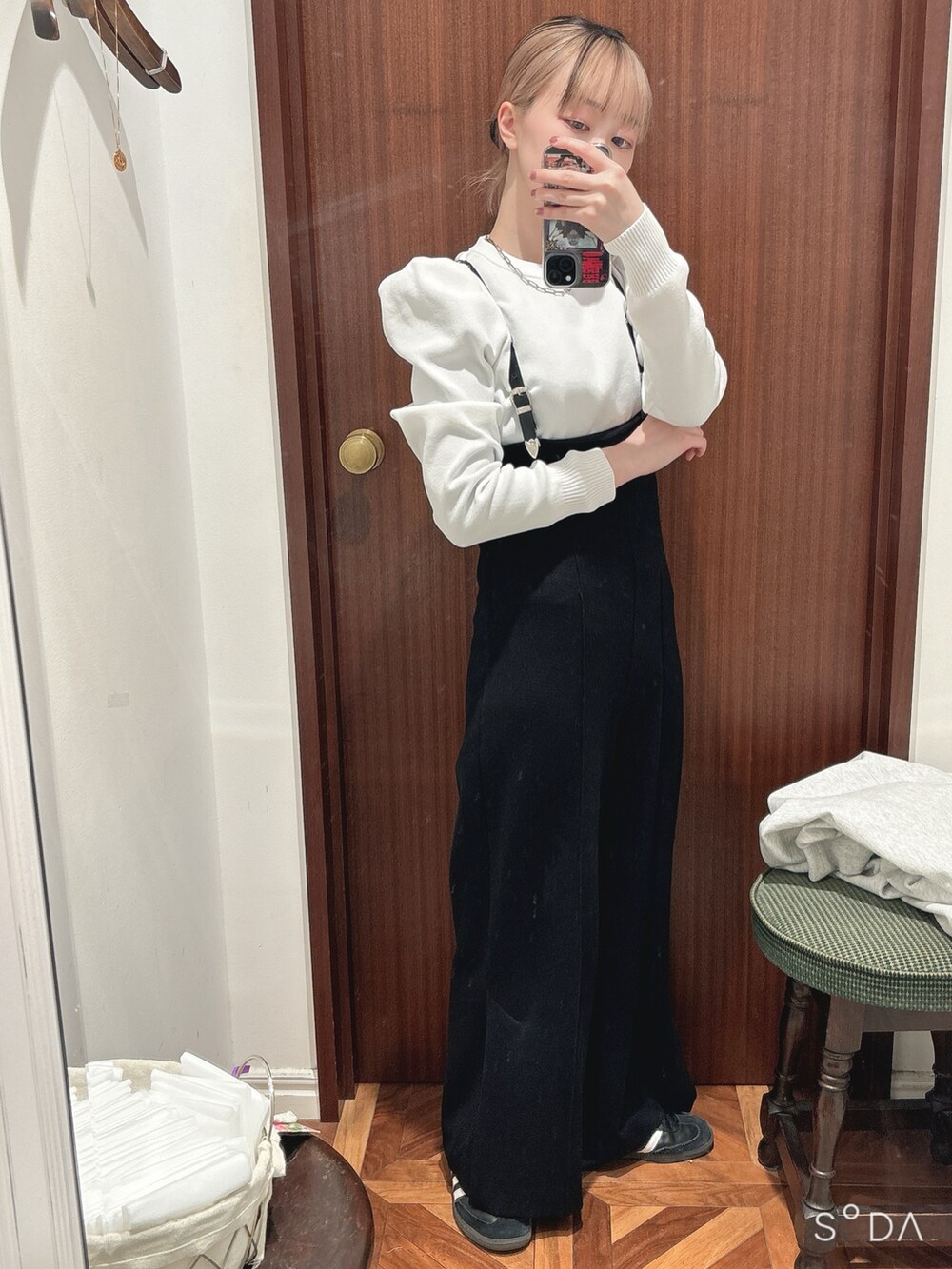 「オールインワン、サロペット」｜「TOGA PULLAの【TOGA PULLA(トーガプルラ)】《STUDIOUS別注》Jersey pants/ジャージーパンツ（つなぎ/オールインワン、ブラック系）」を使った、hiunekoさん（骨格ストレート・レディース・153cm）の春コーディネートの2枚目の写真