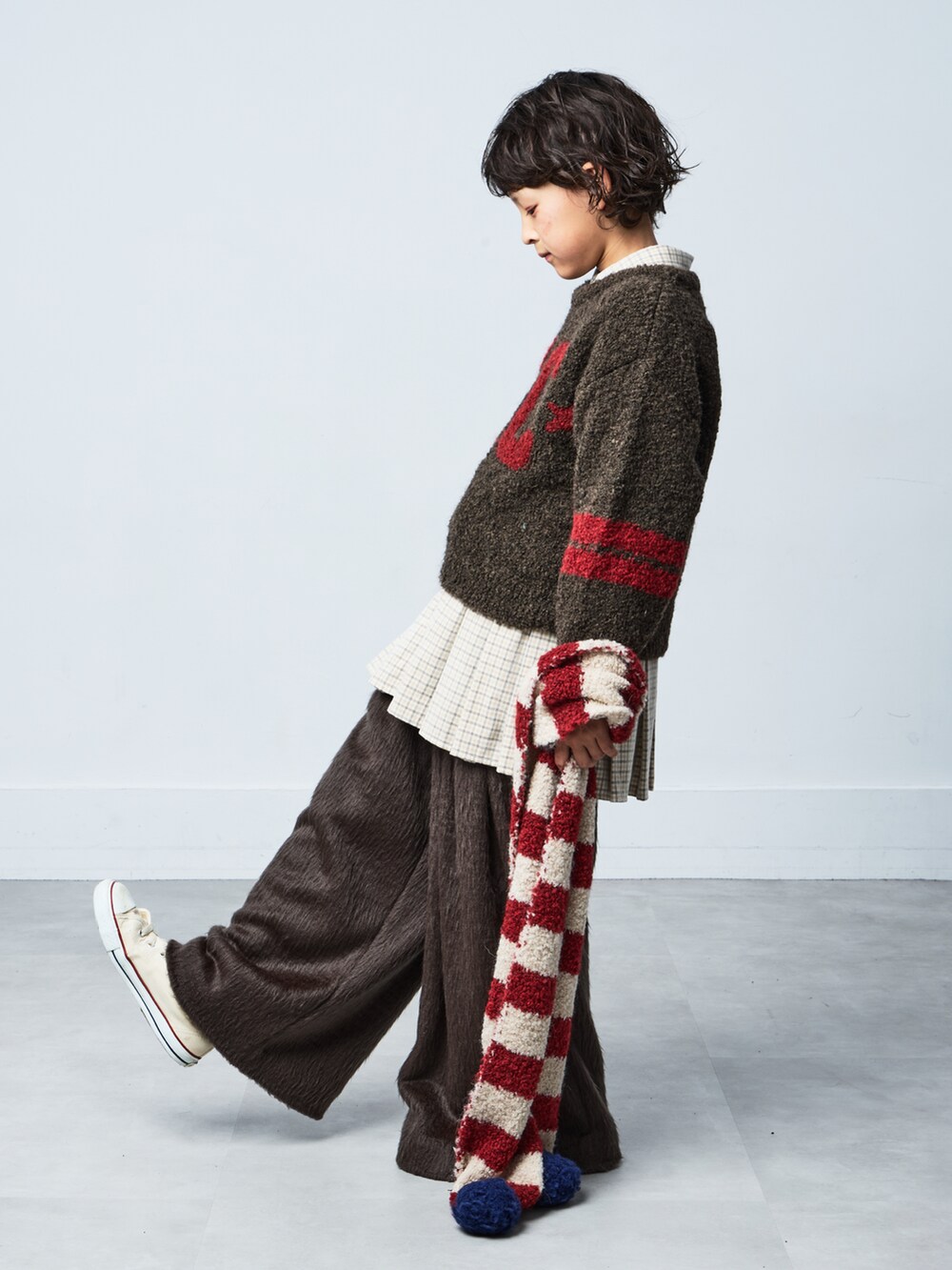 ブラウン系のトップス、ベージュ系のシャツ/ブラウス、ブラウン系のパンツを着用したキッズの秋コーディネートの3枚目の写真