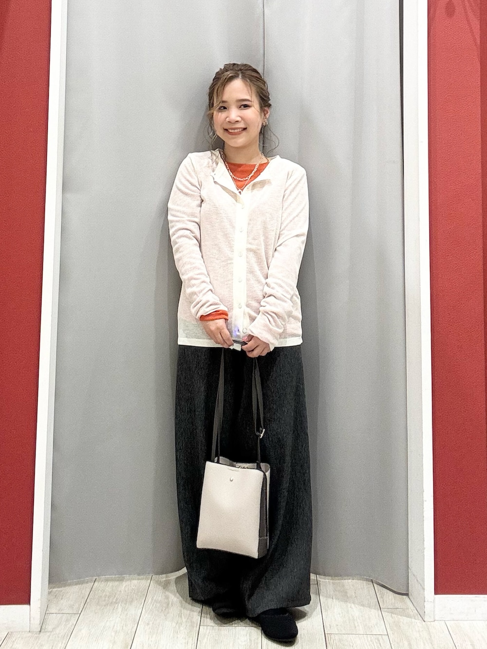 ブラック系のその他パンツ、ブラック系のパンプス、グレー系のショルダーバッグを着用したレディースの春コーディネートの2枚目の写真