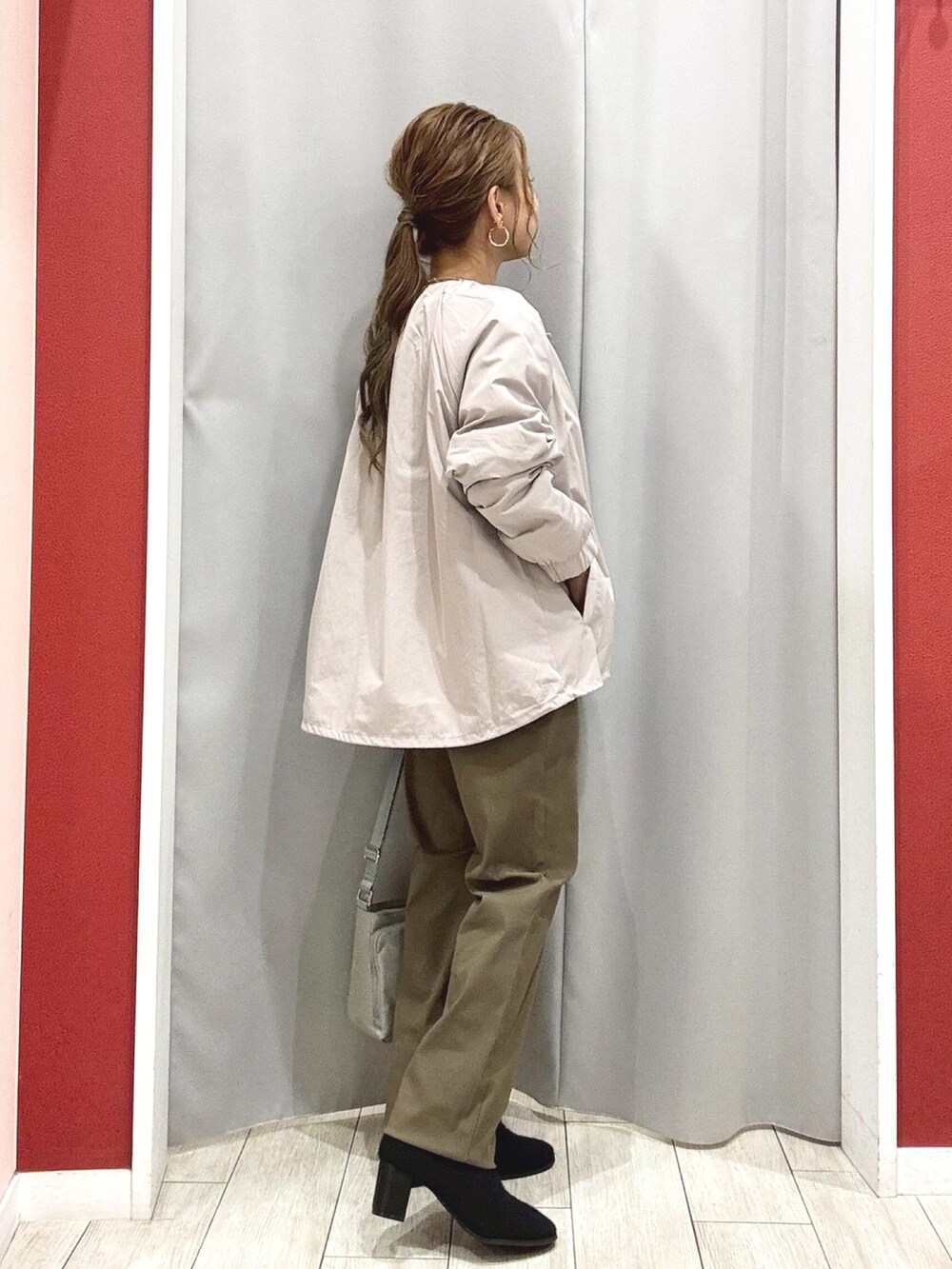 ベージュ系のブルゾン、ブラック系のニット/セーター、グリーン系のその他パンツを着用したレディースの秋コーディネートの5枚目の写真
