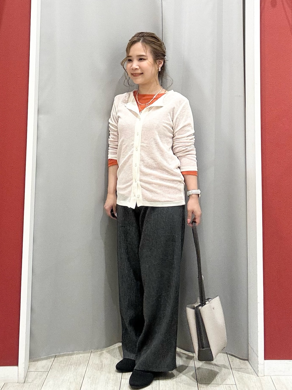 ブラック系のその他パンツ、ブラック系のパンプス、グレー系のショルダーバッグを着用したレディースの春コーディネートの3枚目の写真