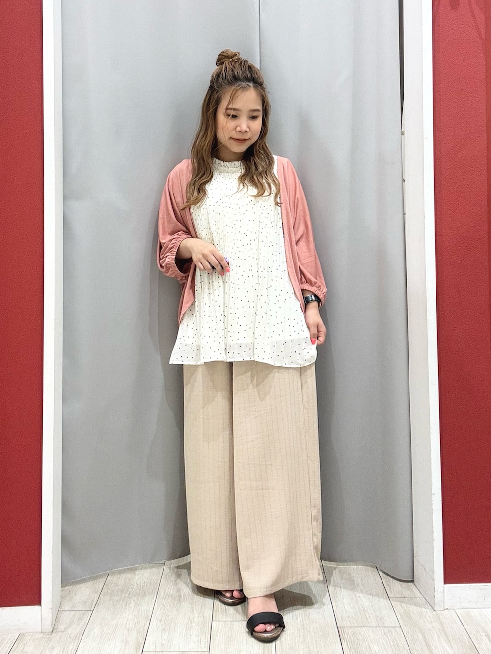 「フリル、プチプラ、お出かけコーデ、休日スタイル、大人可愛い、低身長、低身長コーデ、低身長女子、カーディガン、カーディガンコーデ、ブラウス、ブラウスコーデ、キレイめ、きれいめコーディネート、きれいめコーデ」｜「SHOO・LA・RUEの【ひんやり/UV/さらさらタッチ】女性らしさ漂う 5分袖ボレロカーディガン（カーディガン/ボレロ、ピンク系）」を使った、shio さん（レディース・143cm）の夏コーディネートの2枚目の写真