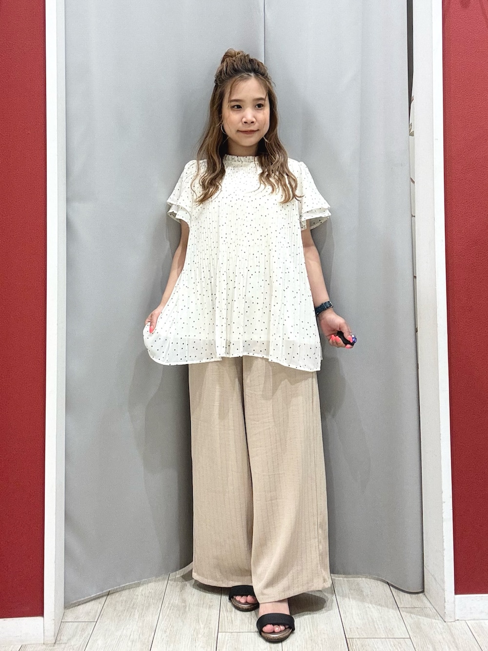 「フリル、プチプラ、お出かけコーデ、休日スタイル、大人可愛い、低身長、低身長コーデ、低身長女子、カーディガン、カーディガンコーデ、ブラウス、ブラウスコーデ、キレイめ、きれいめコーディネート、きれいめコーデ」｜「SHOO・LA・RUEの【ひんやり/UV/さらさらタッチ】女性らしさ漂う 5分袖ボレロカーディガン（カーディガン/ボレロ、ピンク系）」を使った、shio さん（レディース・143cm）の夏コーディネートの6枚目の写真