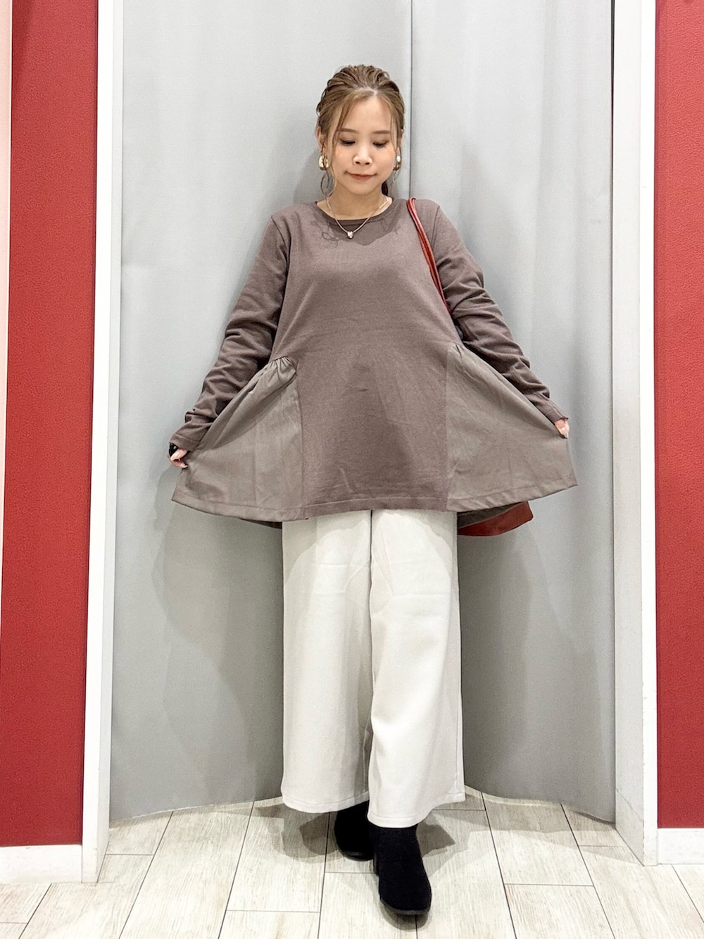 ブラウン系のニット/セーター、ベージュ系のその他パンツ、ブラック系のブーツを着用したレディースの秋コーディネートの7枚目の写真