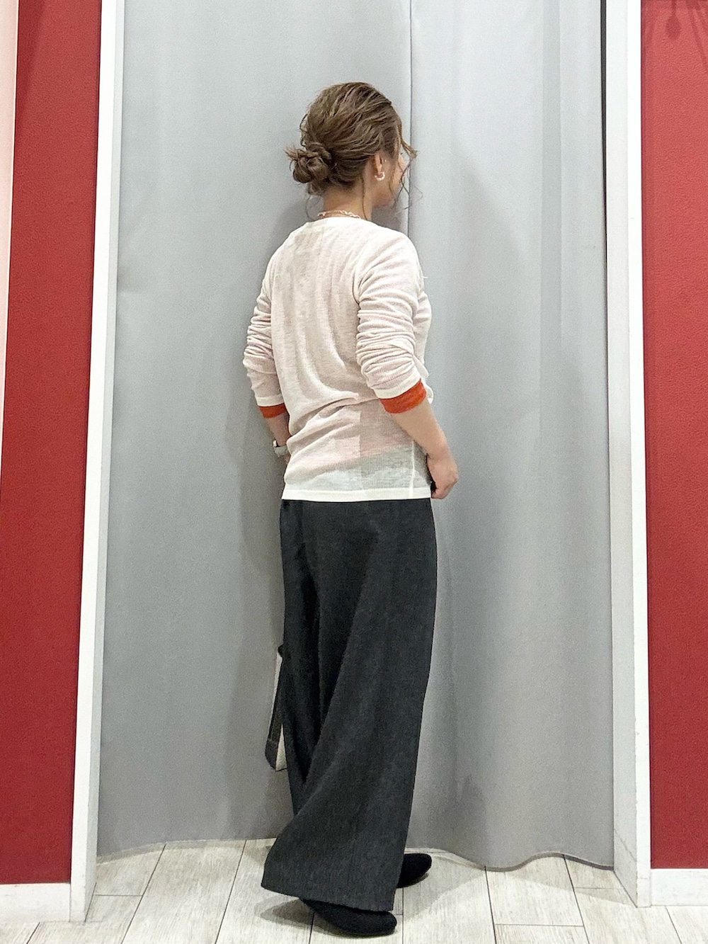 ブラック系のその他パンツ、ブラック系のパンプス、グレー系のショルダーバッグを着用したレディースの春コーディネートの4枚目の写真