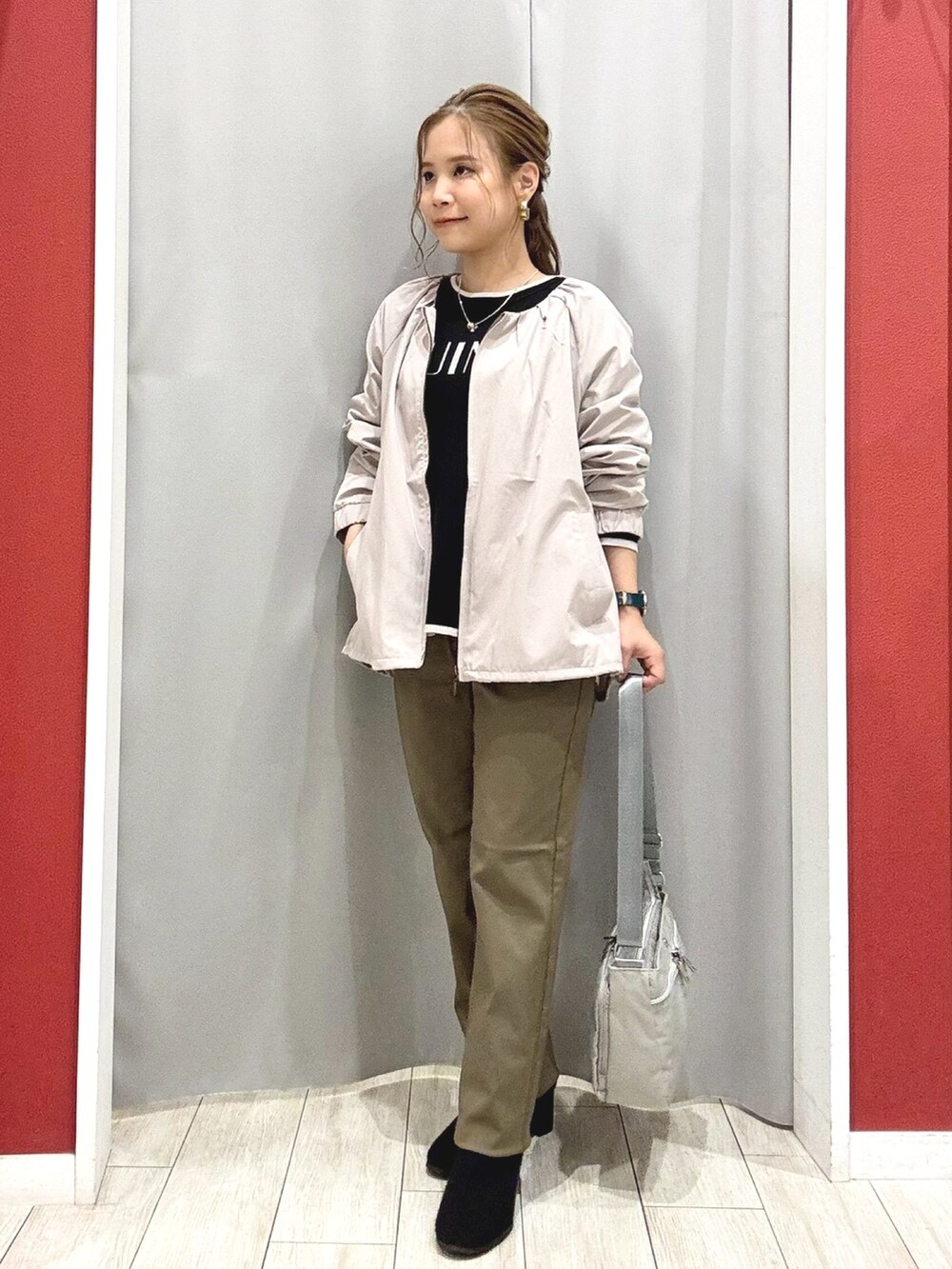 ベージュ系のブルゾン、ブラック系のニット/セーター、グリーン系のその他パンツを着用したレディースの秋コーディネートの3枚目の写真