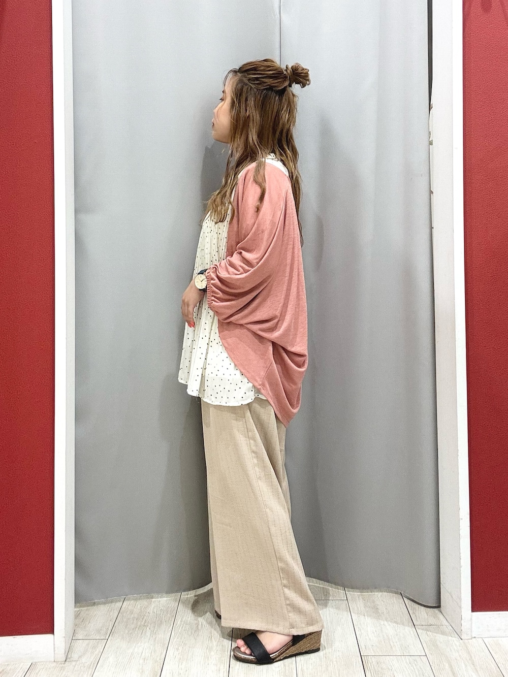 「フリル、プチプラ、お出かけコーデ、休日スタイル、大人可愛い、低身長、低身長コーデ、低身長女子、カーディガン、カーディガンコーデ、ブラウス、ブラウスコーデ、キレイめ、きれいめコーディネート、きれいめコーデ」｜「SHOO・LA・RUEの【ひんやり/UV/さらさらタッチ】女性らしさ漂う 5分袖ボレロカーディガン（カーディガン/ボレロ、ピンク系）」を使った、shio さん（レディース・143cm）の夏コーディネートの3枚目の写真