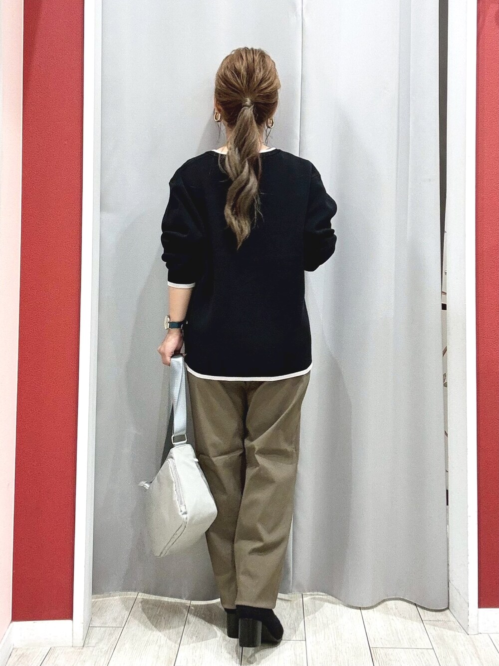 ベージュ系のブルゾン、ブラック系のニット/セーター、グリーン系のその他パンツを着用したレディースの秋コーディネートの10枚目の写真