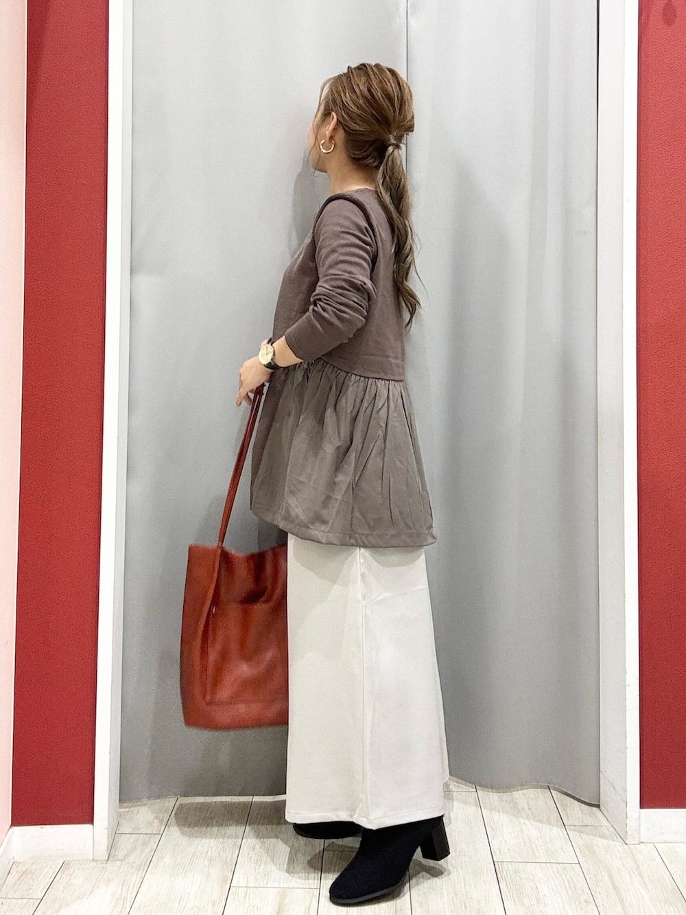 ブラウン系のニット/セーター、ベージュ系のその他パンツ、ブラック系のブーツを着用したレディースの秋コーディネートの8枚目の写真