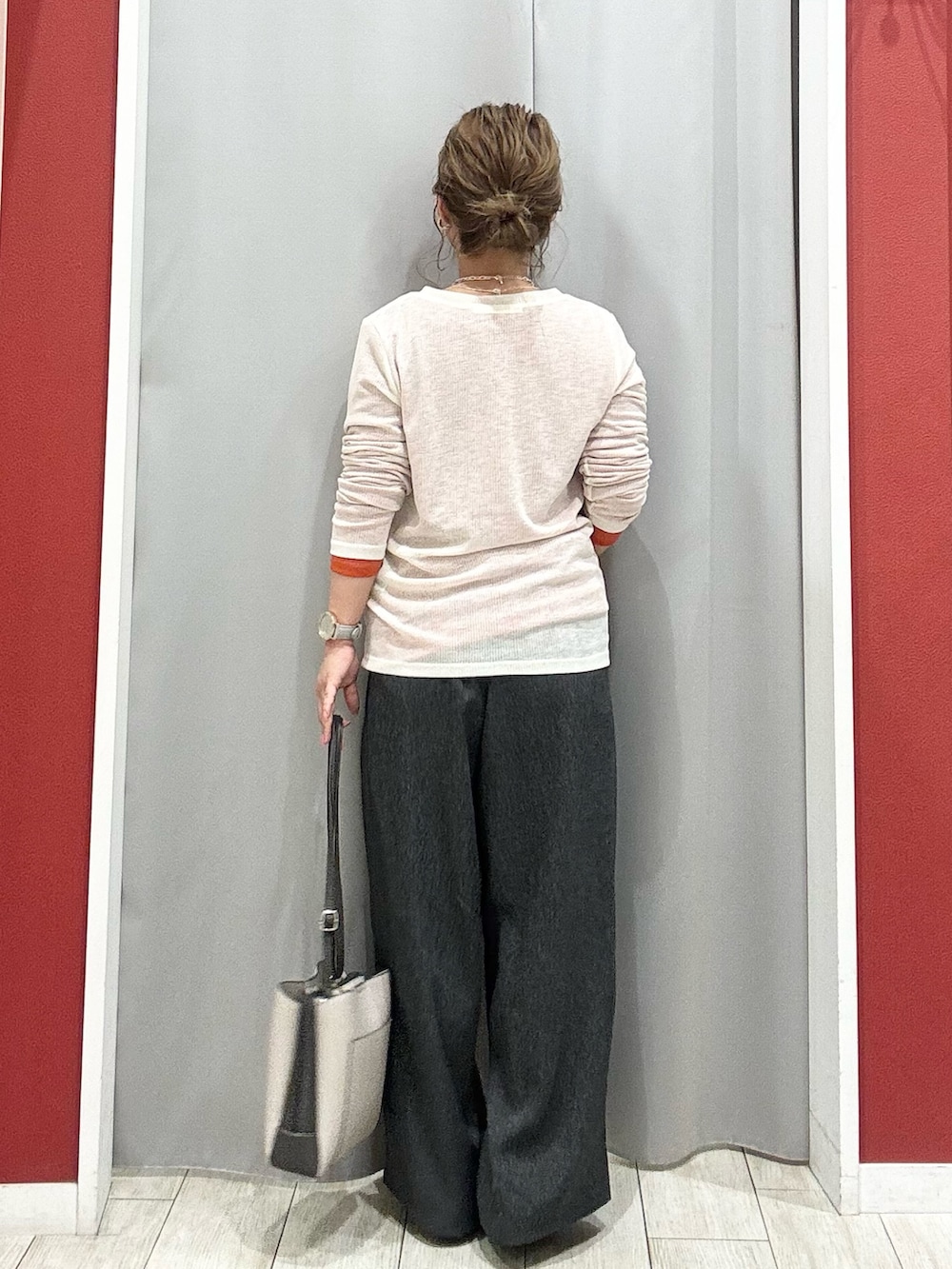 ブラック系のその他パンツ、ブラック系のパンプス、グレー系のショルダーバッグを着用したレディースの春コーディネートの5枚目の写真