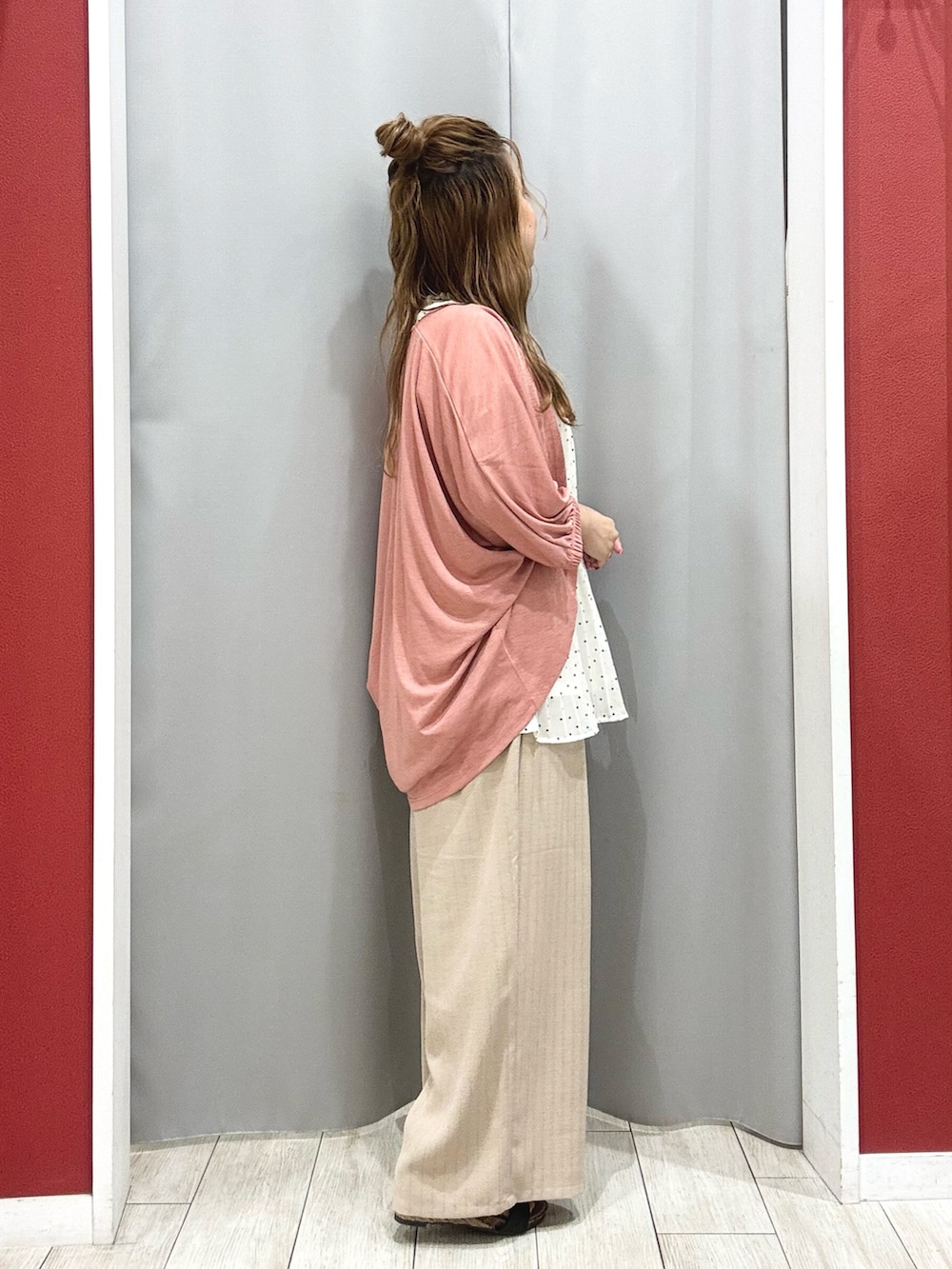 「フリル、プチプラ、お出かけコーデ、休日スタイル、大人可愛い、低身長、低身長コーデ、低身長女子、カーディガン、カーディガンコーデ、ブラウス、ブラウスコーデ、キレイめ、きれいめコーディネート、きれいめコーデ」｜「SHOO・LA・RUEの【ひんやり/UV/さらさらタッチ】女性らしさ漂う 5分袖ボレロカーディガン（カーディガン/ボレロ、ピンク系）」を使った、shio さん（レディース・143cm）の夏コーディネートの4枚目の写真