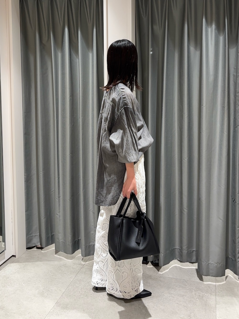 ホワイト系のその他パンツ、グレー系のシャツ/ブラウス、ブラック系のハンドバッグを着用したレディースの春コーディネートの3枚目の写真