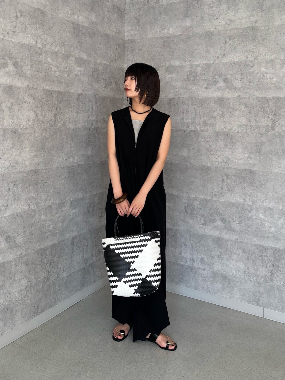 ブラック系のつなぎ/オールインワン、グレー系のタンクトップ、ブラック系のショルダーバッグを着用したレディースの夏コーディネートの6枚目の写真