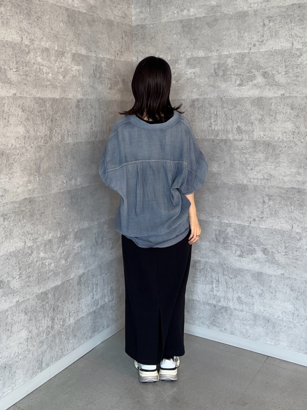 ブルー系のシャツ/ブラウス、ブラック系のワンピースを着用したレディースの春コーディネートの4枚目の写真