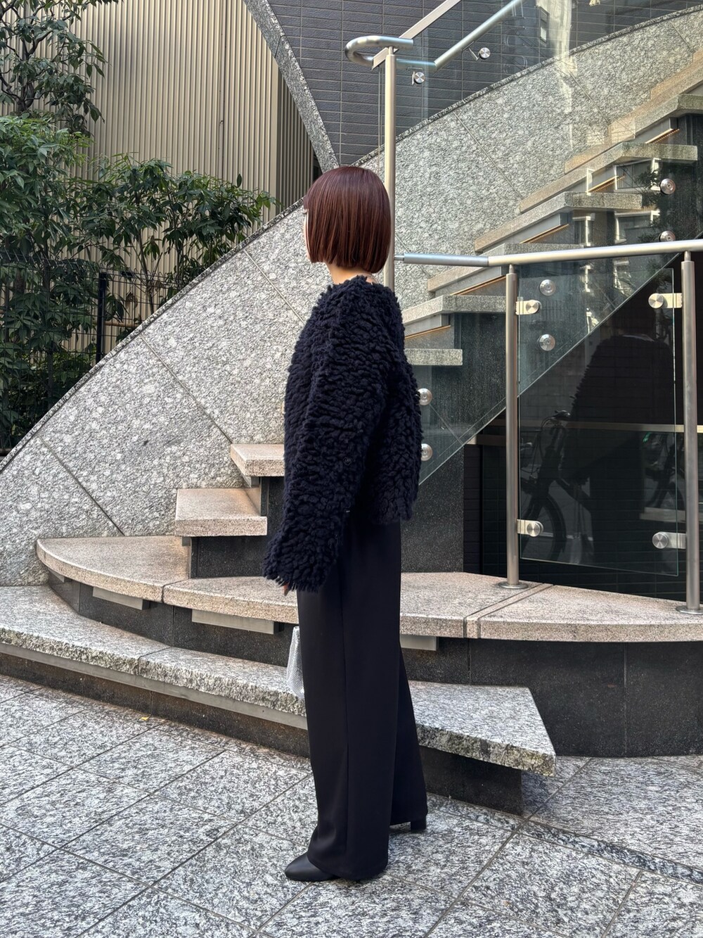ホワイト系のTシャツ/カットソー、ブラック系のTシャツ/カットソー、ブルー系のカーディガン/ボレロを着用したレディースの冬コーディネートの5枚目の写真