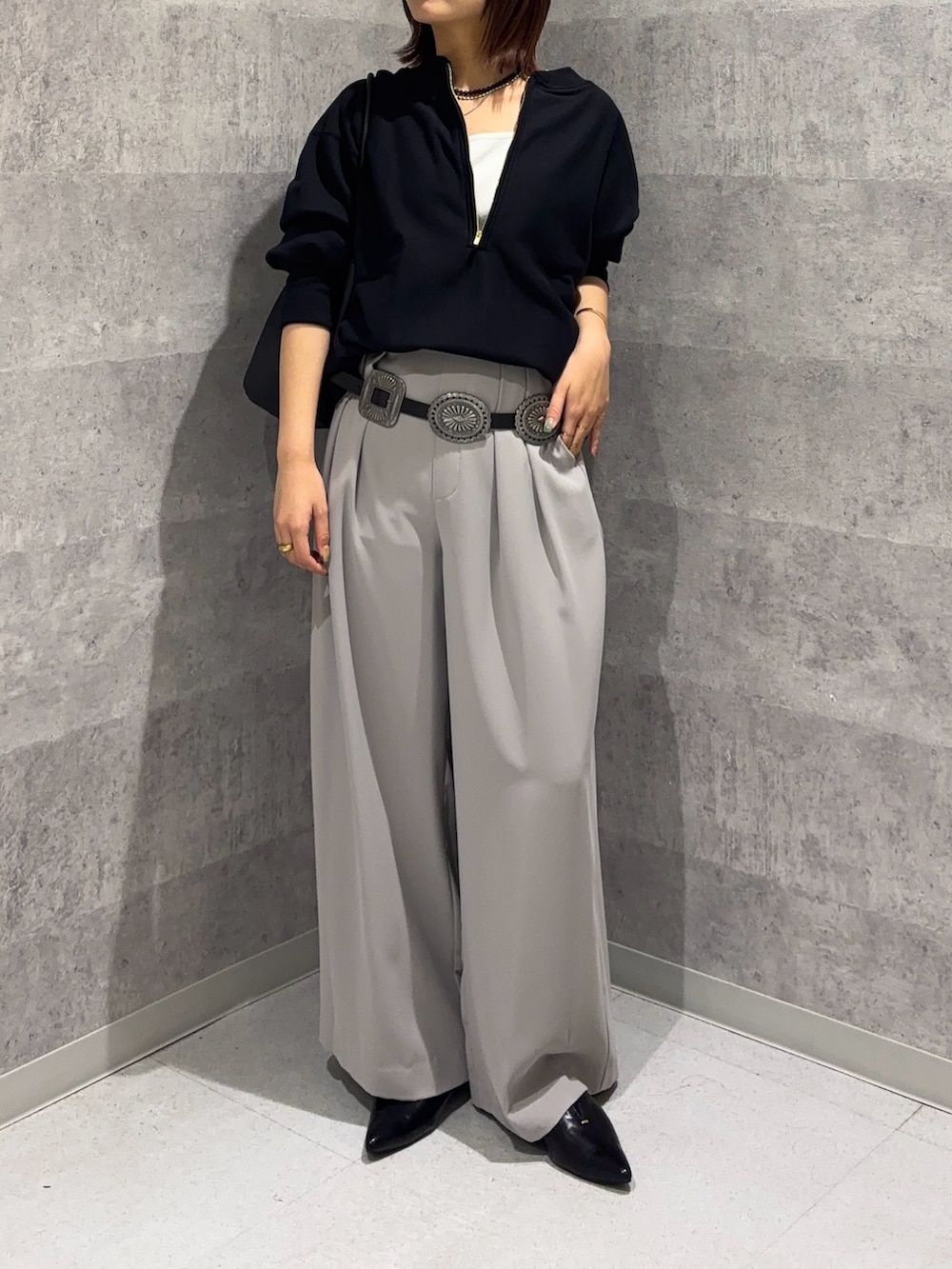 「秋服準備はじめました、着こなしのちょこっとテク、今日のメイク、休日スタイル、シンプルスタイル、大人コーデ、大人かわいい、キレイめカジュアル、オトナカジュアル、お出かけコーデ、シンプル、スラックスパンツ、150cm台コーデ、モノトーンコーデ、スラックス」｜「DouDouの【新色追加】【インフルエンサー OKOCHI企画】ハーフジップスウェット（スウェット、ブラック系）」を使った、MEGUMI  さん（レディース・154cm）の夏コーディネートの5枚目の写真