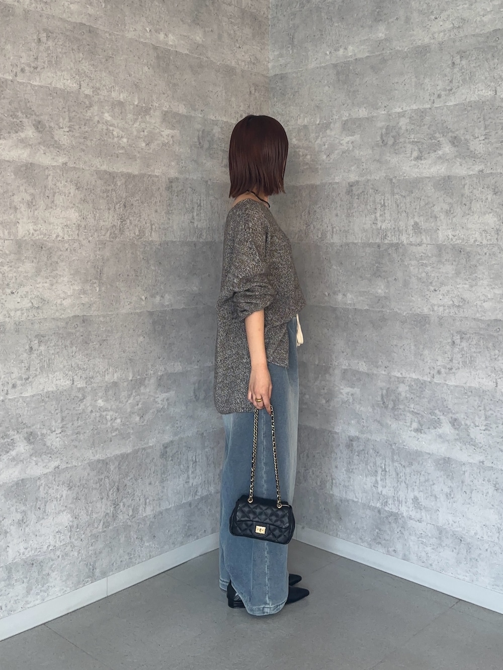 ブルー系のその他パンツ、グレー系のニット/セーター、ブラック系のショルダーバッグを着用したレディースの秋コーディネートの3枚目の写真