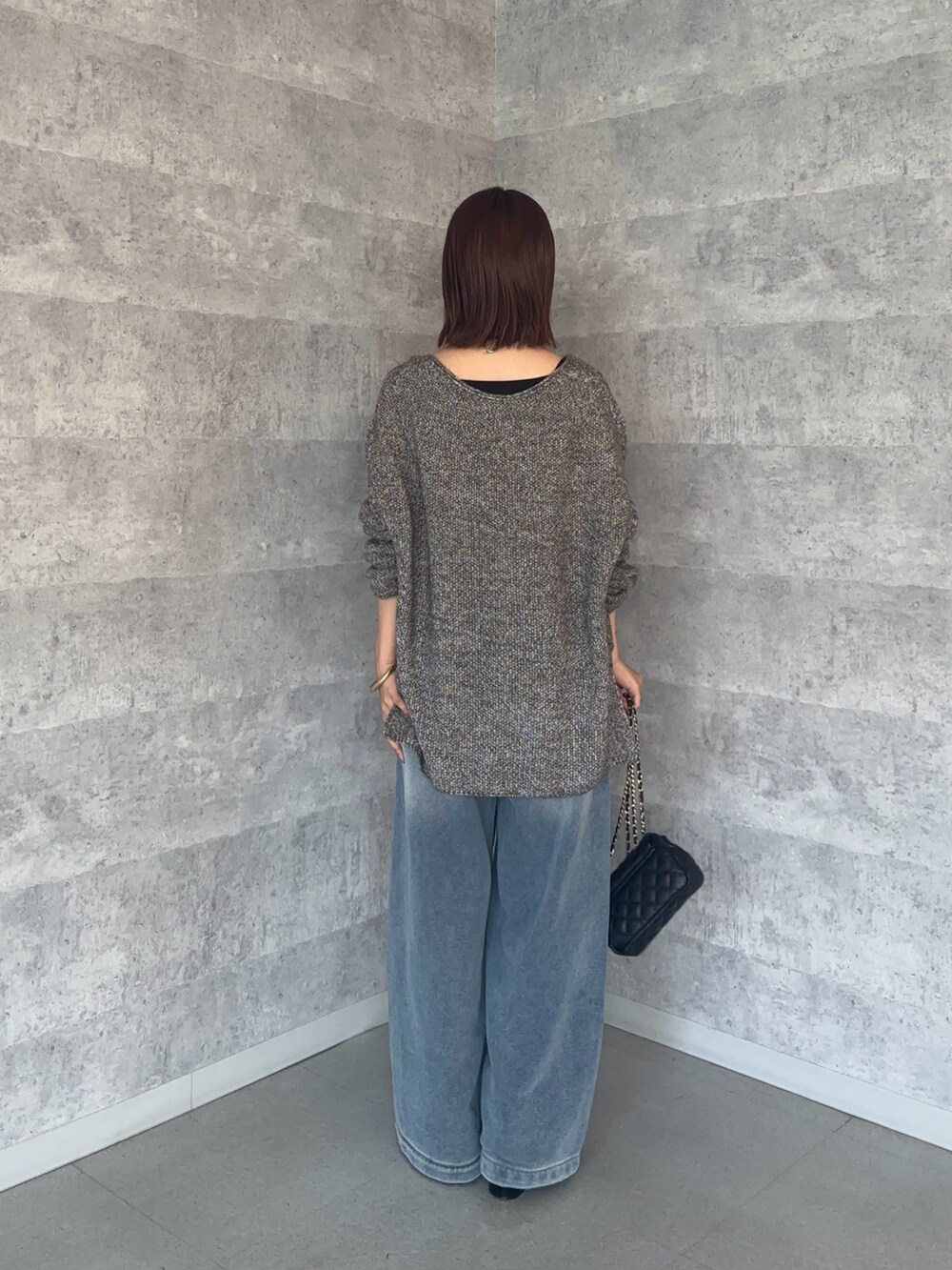 ブルー系のその他パンツ、グレー系のニット/セーター、ブラック系のショルダーバッグを着用したレディースの秋コーディネートの4枚目の写真