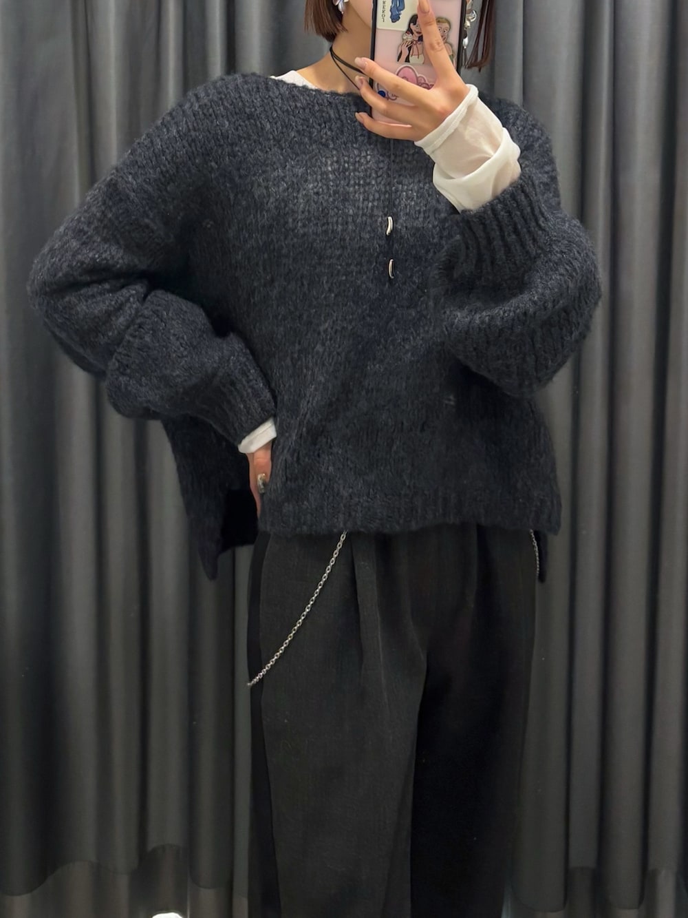 グレー系のニット/セーター、グレー系のその他パンツ、ホワイト系のTシャツ/カットソーを着用したレディースの冬コーディネートの6枚目の写真