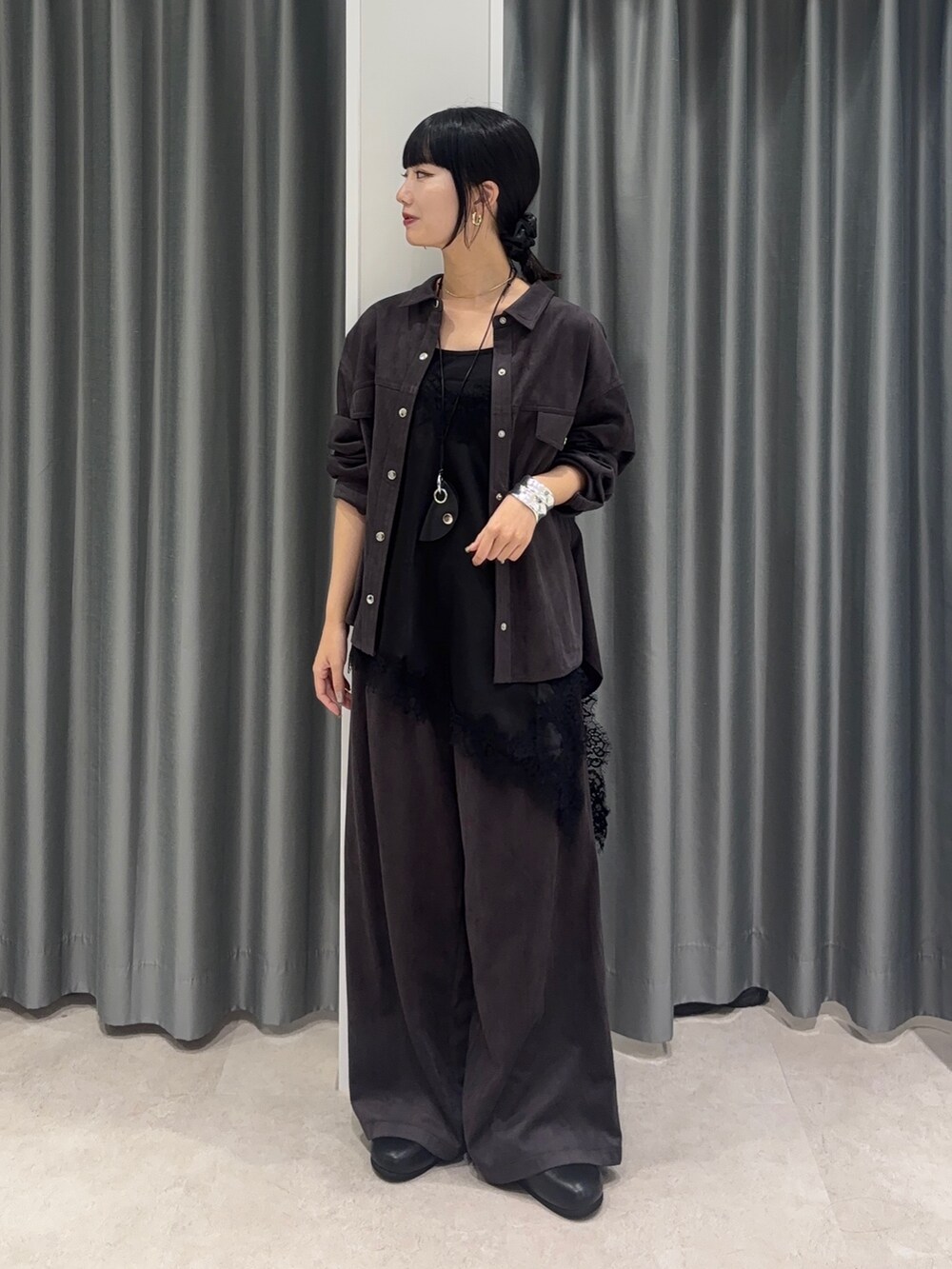 ブラック系のシャツ/ブラウス、グレー系のシャツ/ブラウス、グレー系のその他パンツを着用したレディースの秋コーディネートの2枚目の写真