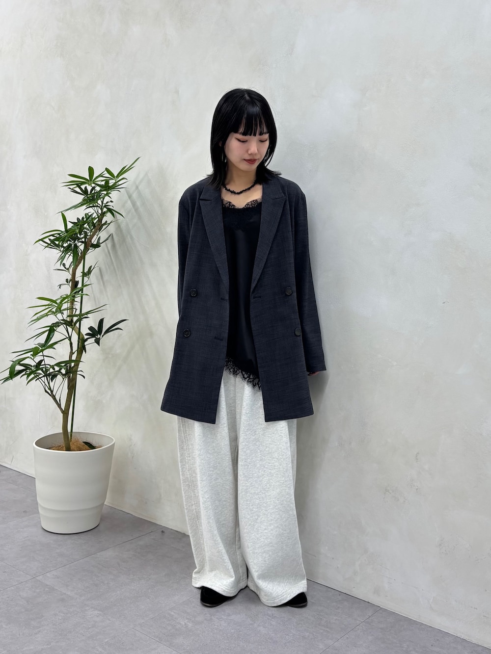 ブラック系のシャツ/ブラウス、グレー系のテーラードジャケット、ベージュ系のその他パンツを着用したレディースの冬コーディネートの2枚目の写真