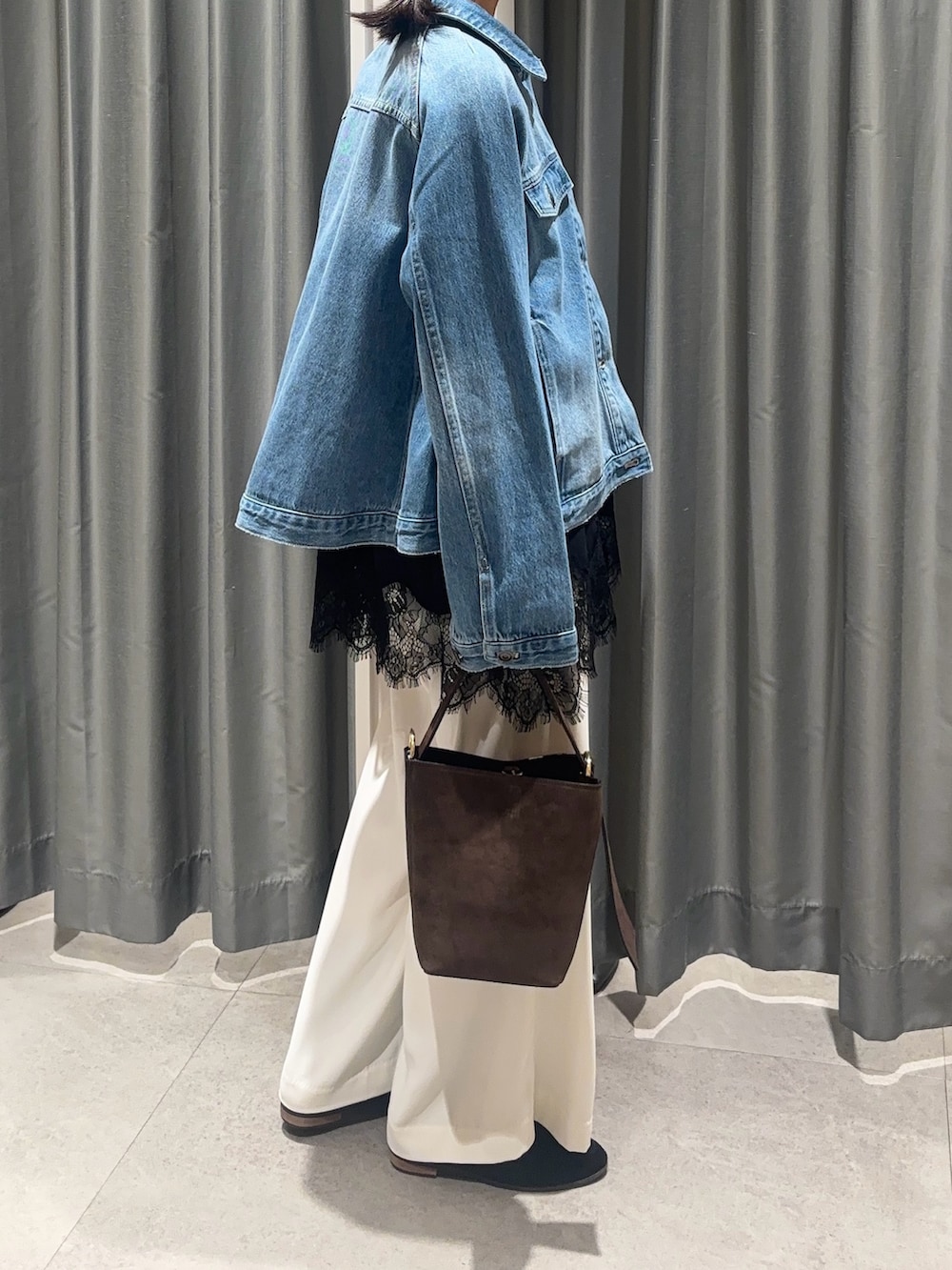 ホワイト系のスラックス、ブルー系のその他アウター、ブラック系のTシャツ/カットソーを着用したレディースの春コーディネートの2枚目の写真