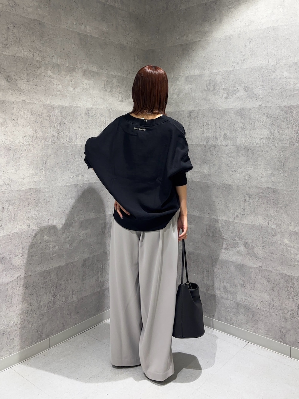 「秋服準備はじめました、着こなしのちょこっとテク、今日のメイク、休日スタイル、シンプルスタイル、大人コーデ、大人かわいい、キレイめカジュアル、オトナカジュアル、お出かけコーデ、シンプル、スラックスパンツ、150cm台コーデ、モノトーンコーデ、スラックス」｜「DouDouの【新色追加】【インフルエンサー OKOCHI企画】ハーフジップスウェット（スウェット、ブラック系）」を使った、MEGUMI  さん（レディース・154cm）の夏コーディネートの3枚目の写真