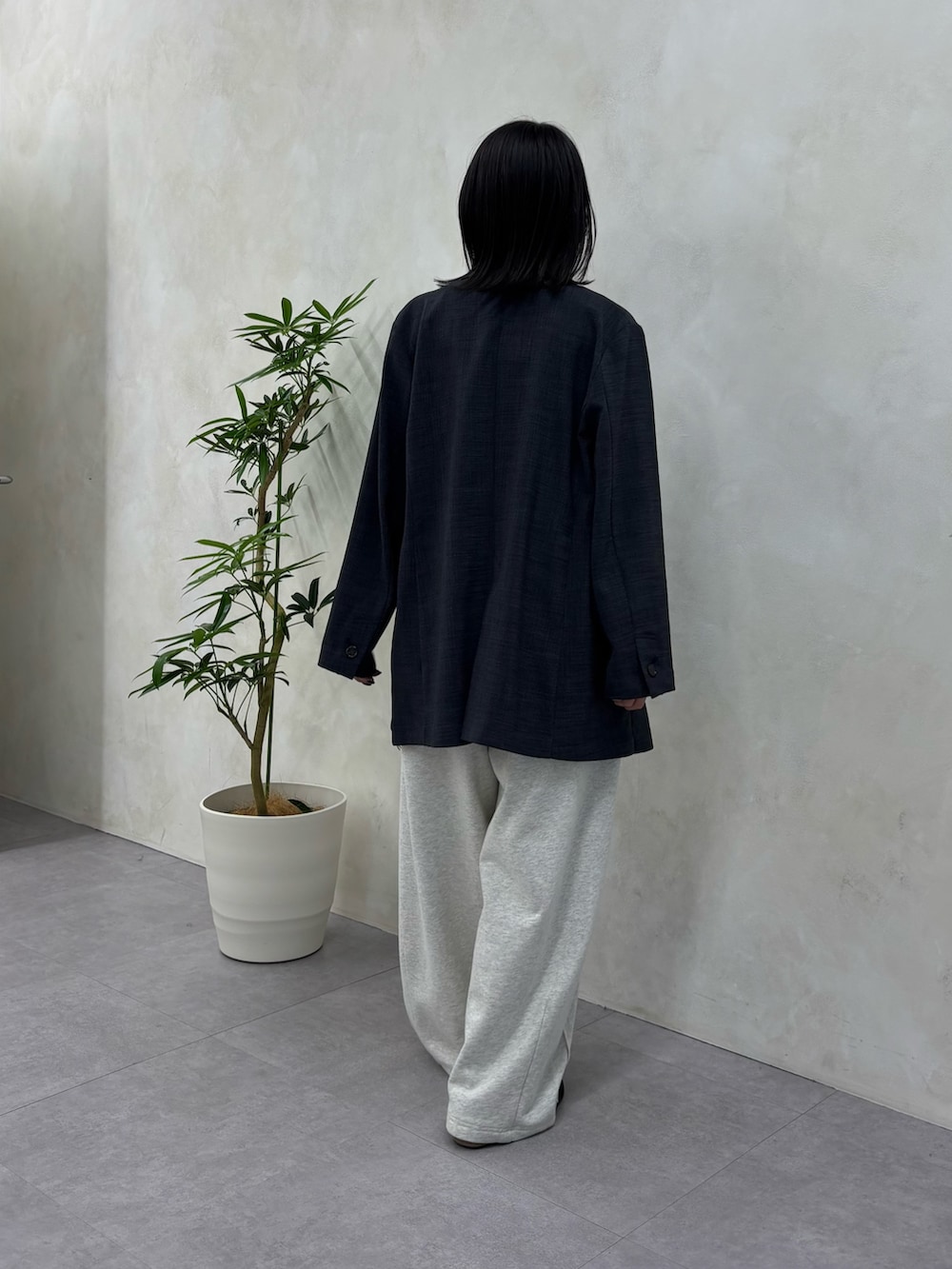 ブラック系のシャツ/ブラウス、グレー系のテーラードジャケット、ベージュ系のその他パンツを着用したレディースの冬コーディネートの4枚目の写真