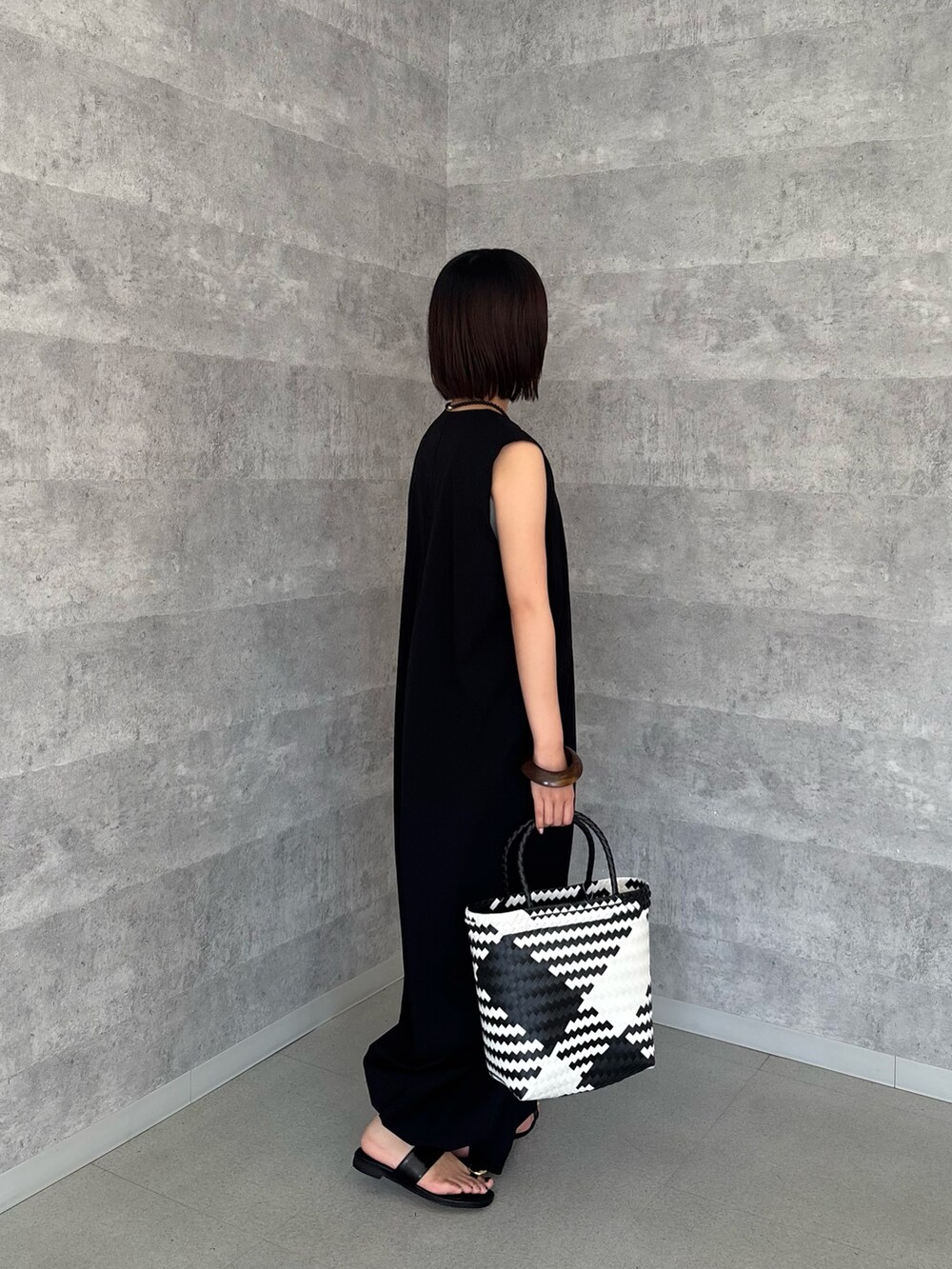 ブラック系のつなぎ/オールインワン、グレー系のタンクトップ、ブラック系のショルダーバッグを着用したレディースの夏コーディネートの5枚目の写真