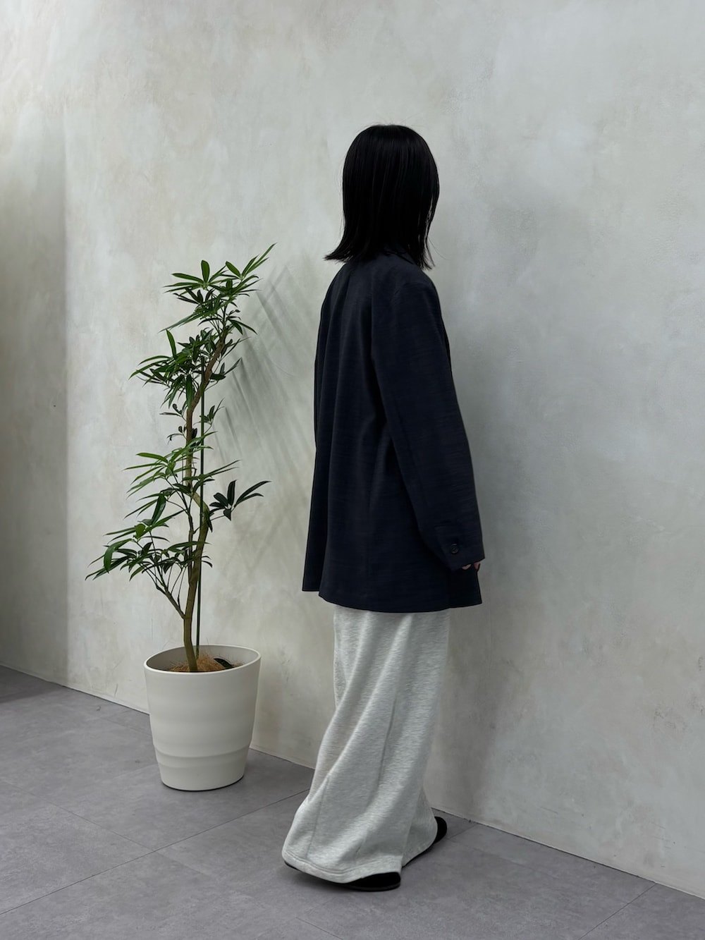 ブラック系のシャツ/ブラウス、グレー系のテーラードジャケット、ベージュ系のその他パンツを着用したレディースの冬コーディネートの3枚目の写真