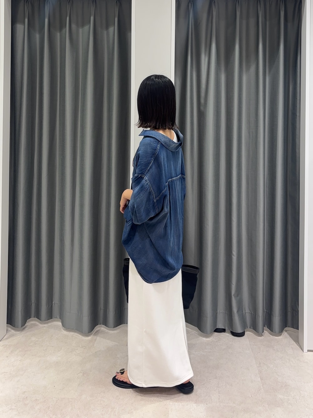 ブルー系のシャツ/ブラウス、ホワイト系のワンピース、ブラック系のショルダーバッグを着用したレディースの夏コーディネートの3枚目の写真