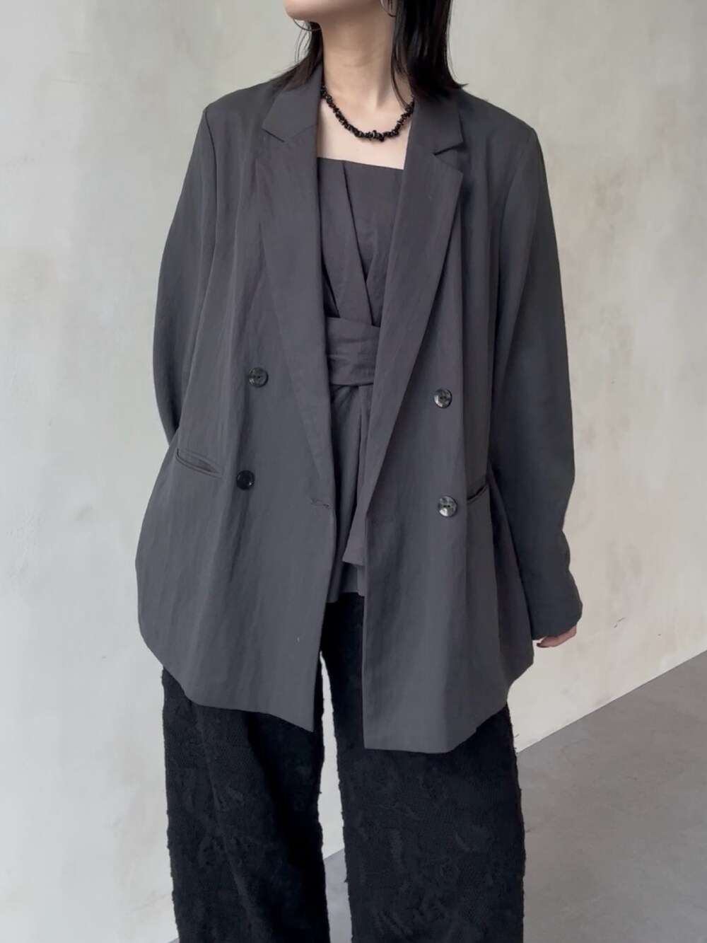 グレー系のシャツ/ブラウス、グレー系のテーラードジャケット、ブラック系のその他パンツを着用したレディースの冬コーディネートの4枚目の写真