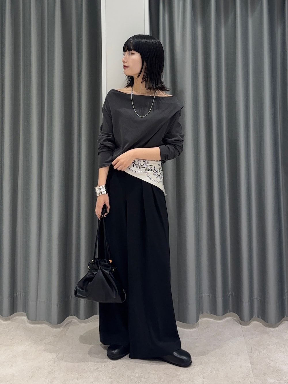 ブラック系のスラックス、グレー系のTシャツ/カットソー、ブラック系のその他シューズを着用したレディースの秋コーディネートの2枚目の写真