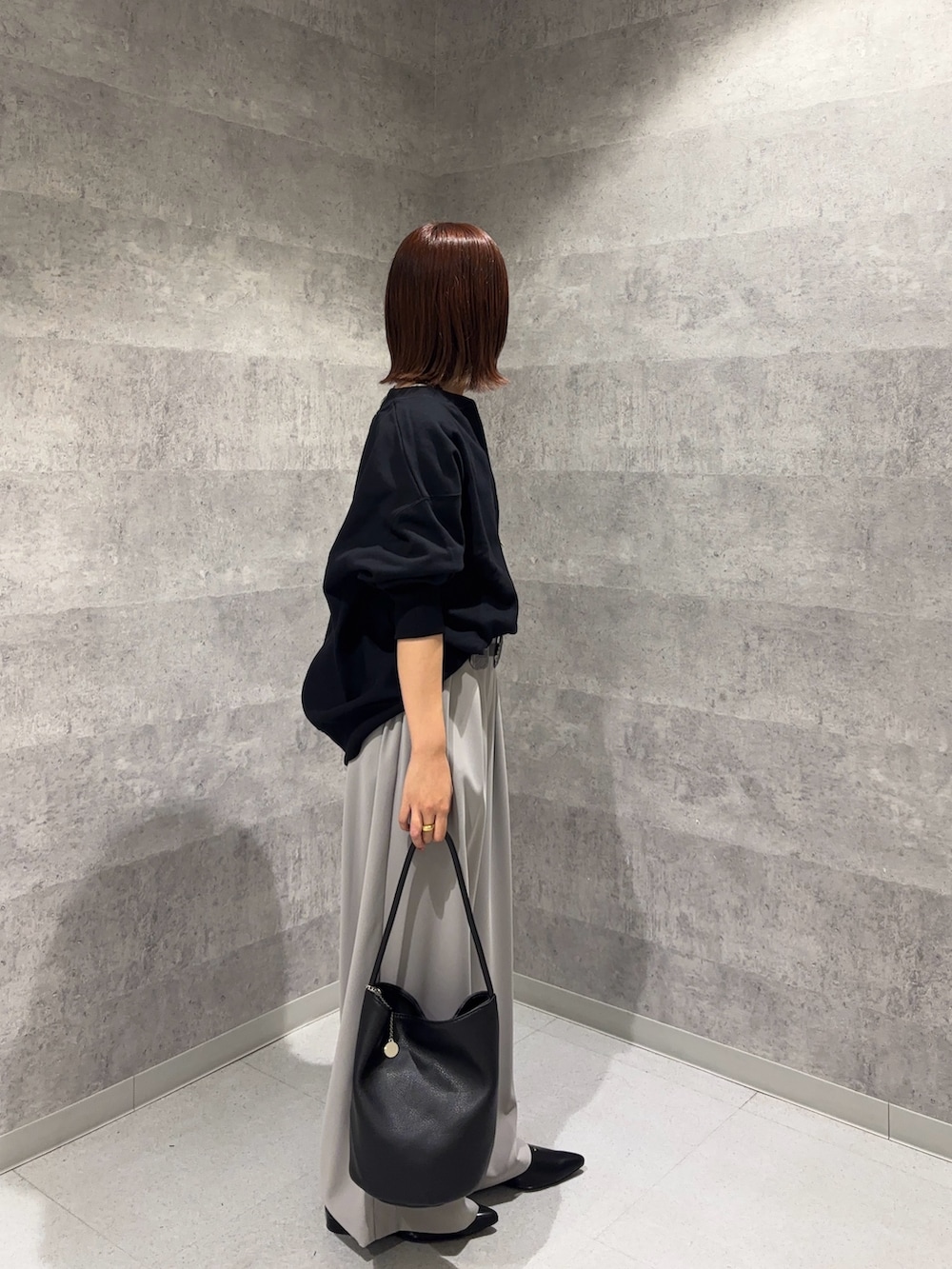 「秋服準備はじめました、着こなしのちょこっとテク、今日のメイク、休日スタイル、シンプルスタイル、大人コーデ、大人かわいい、キレイめカジュアル、オトナカジュアル、お出かけコーデ、シンプル、スラックスパンツ、150cm台コーデ、モノトーンコーデ、スラックス」｜「DouDouの【新色追加】【インフルエンサー OKOCHI企画】ハーフジップスウェット（スウェット、ブラック系）」を使った、MEGUMI  さん（レディース・154cm）の夏コーディネートの4枚目の写真