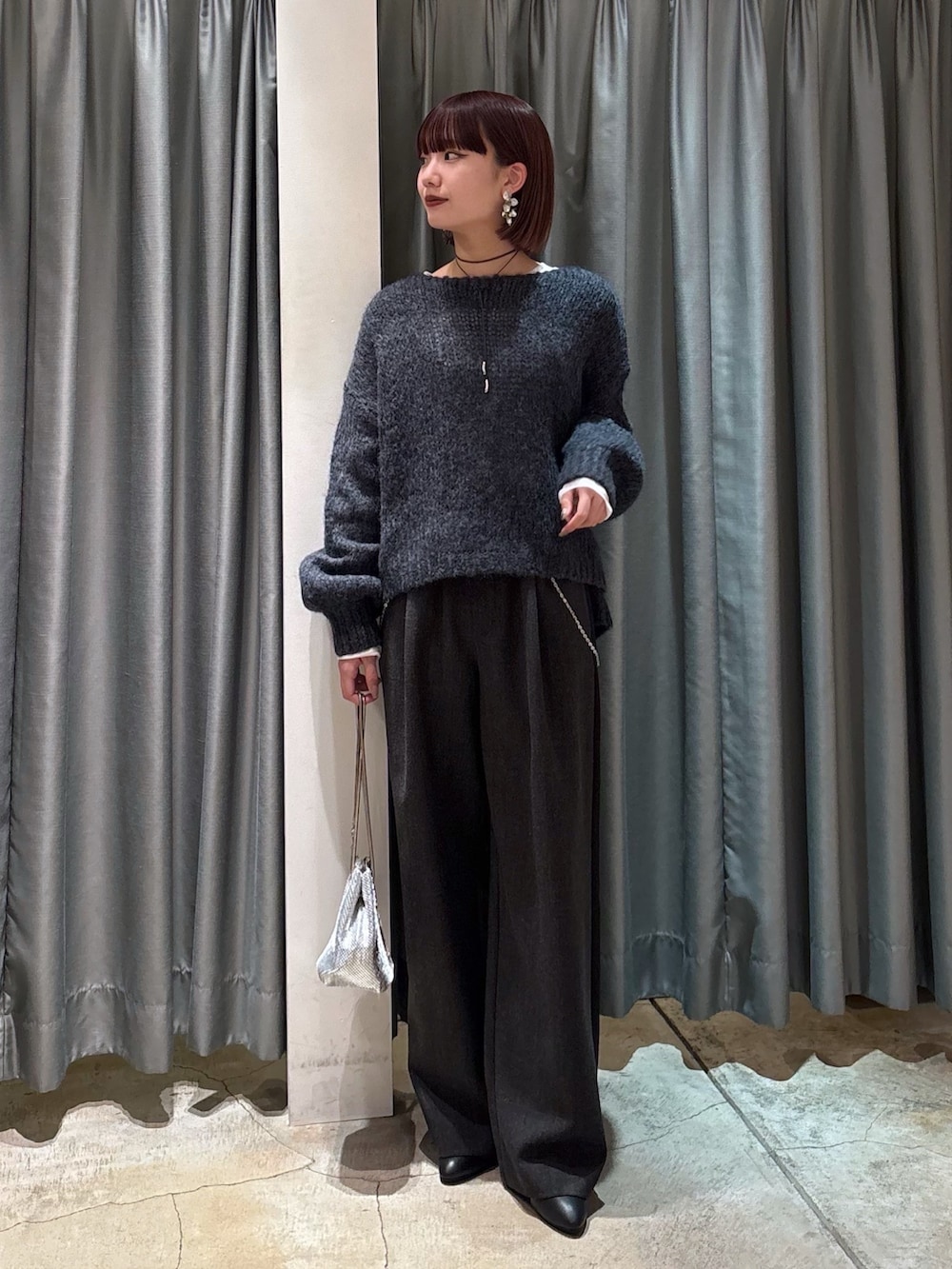グレー系のニット/セーター、グレー系のその他パンツ、ホワイト系のTシャツ/カットソーを着用したレディースの冬コーディネートの5枚目の写真