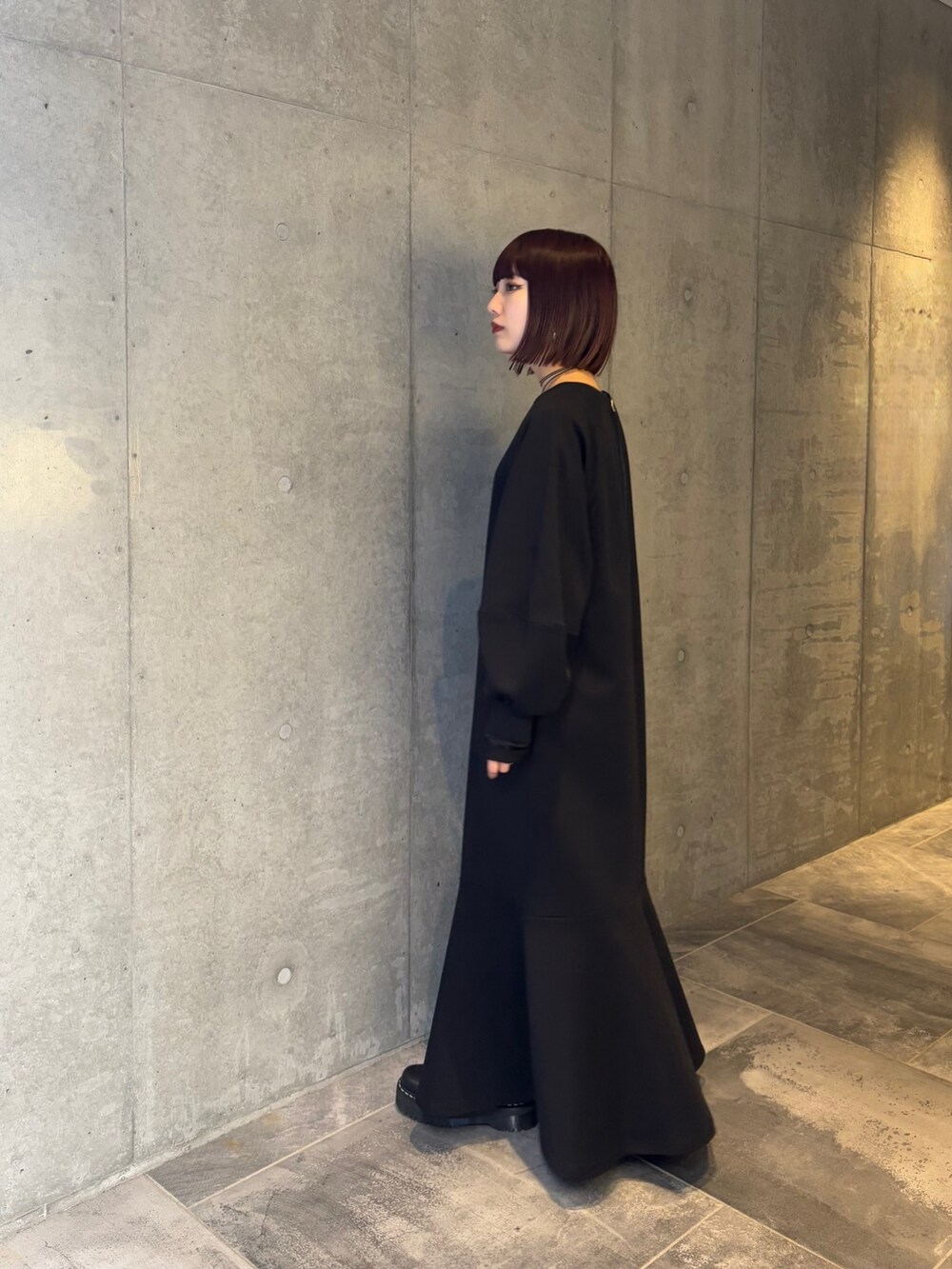 ブラック系のワンピース、ブラック系のTシャツ/カットソー、ブラウン系のショルダーバッグを着用したレディースの冬コーディネートの5枚目の写真