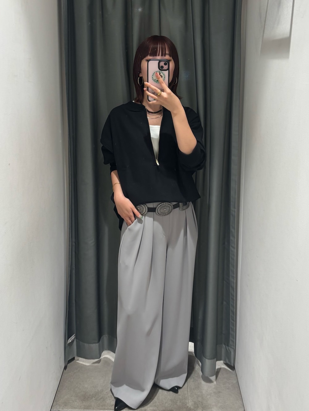 「秋服準備はじめました、着こなしのちょこっとテク、今日のメイク、休日スタイル、シンプルスタイル、大人コーデ、大人かわいい、キレイめカジュアル、オトナカジュアル、お出かけコーデ、シンプル、スラックスパンツ、150cm台コーデ、モノトーンコーデ、スラックス」｜「DouDouの【新色追加】【インフルエンサー OKOCHI企画】ハーフジップスウェット（スウェット、ブラック系）」を使った、MEGUMI  さん（レディース・154cm）の夏コーディネートの6枚目の写真