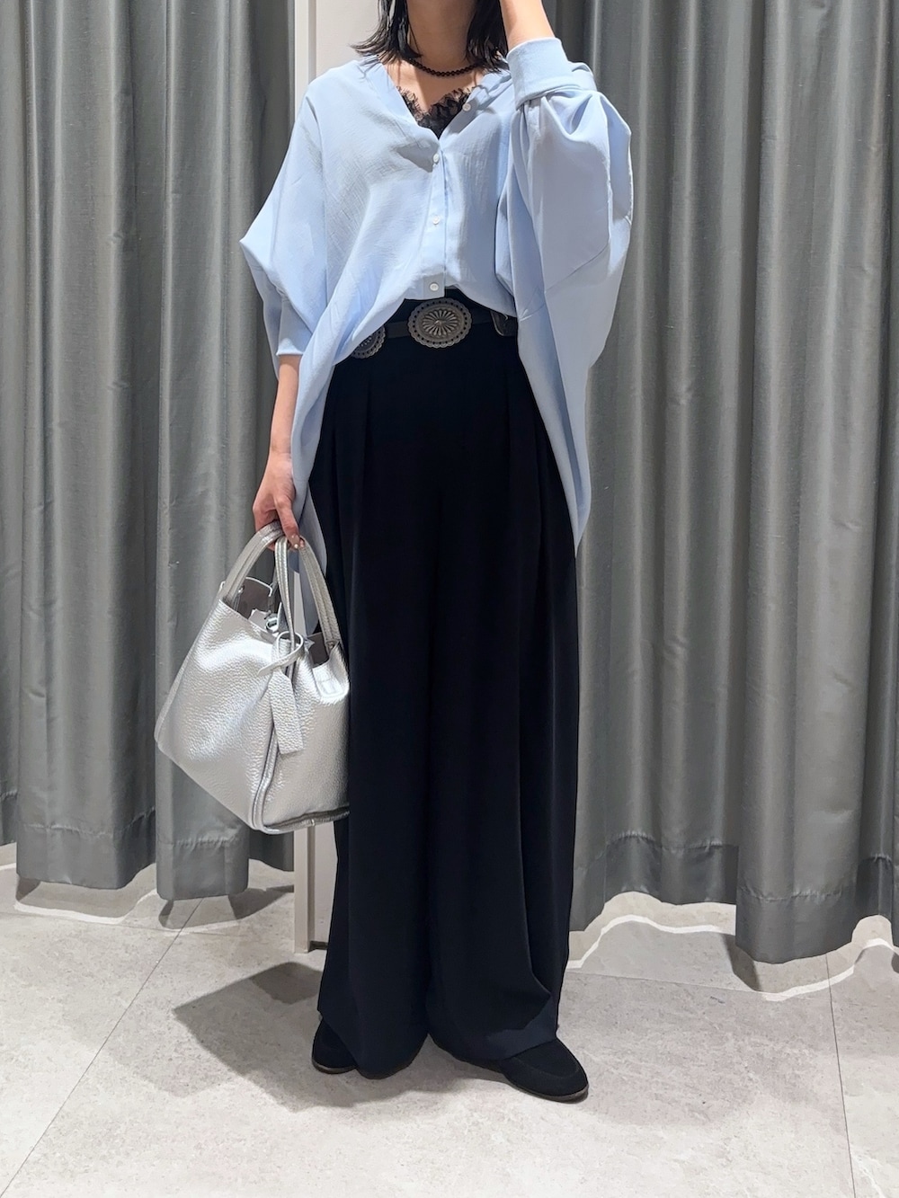 ブラック系のスラックス、ブルー系のシャツ/ブラウス、ブラック系のシャツ/ブラウスを着用したレディースの春コーディネートの2枚目の写真