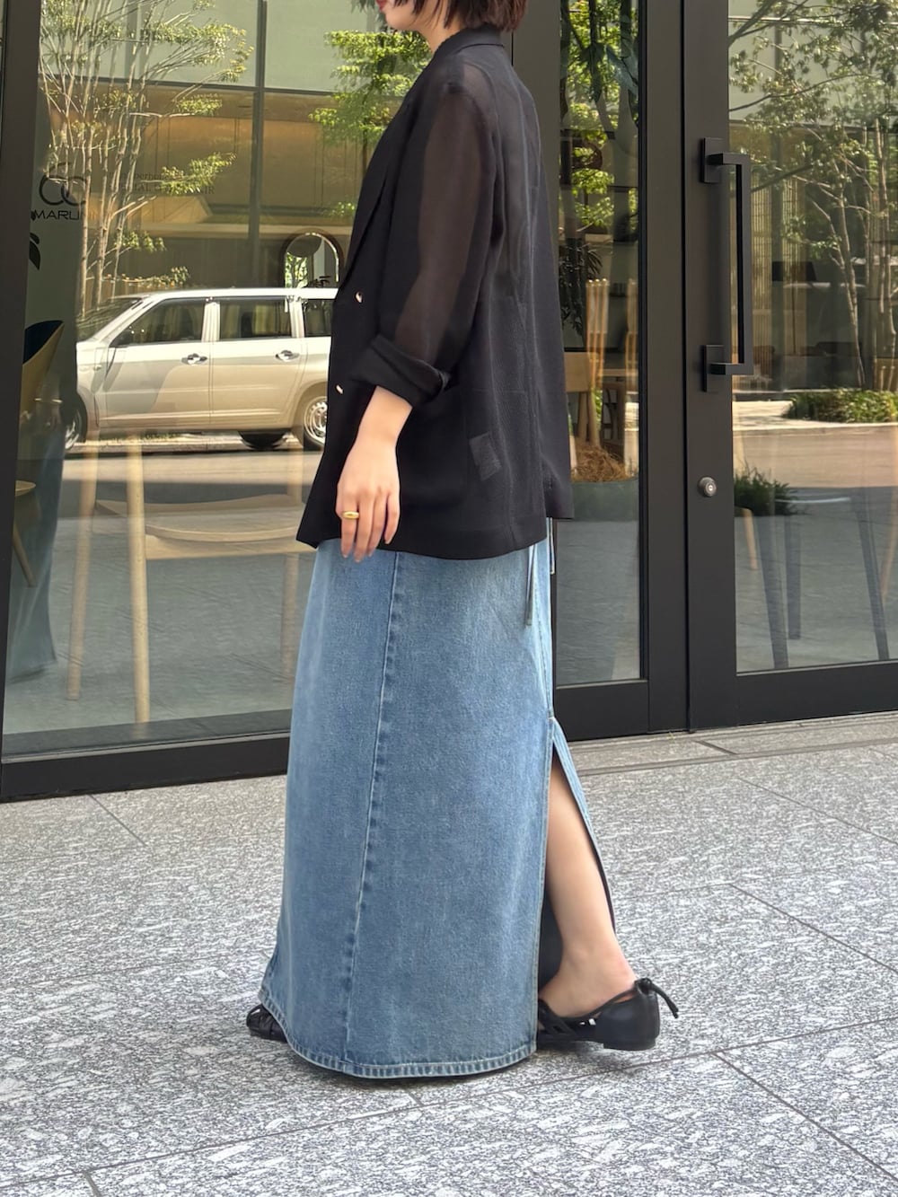「最近のいい感じコーデ、ラクチンコーデ、デニムコーデ、春ファッション、大人コーデ、夏服、夏ファッション、ジャケット、シンプル・ベーシック、ゆるコーデ、ワンピーススタイル、夏、ジャンスカ、夏アウター」｜「DouDouのデニムキャミジャンスカ（ワンピース、ブルー系）」を使った、MEGUMI  さん（レディース・154cm）の春コーディネートの5枚目の写真