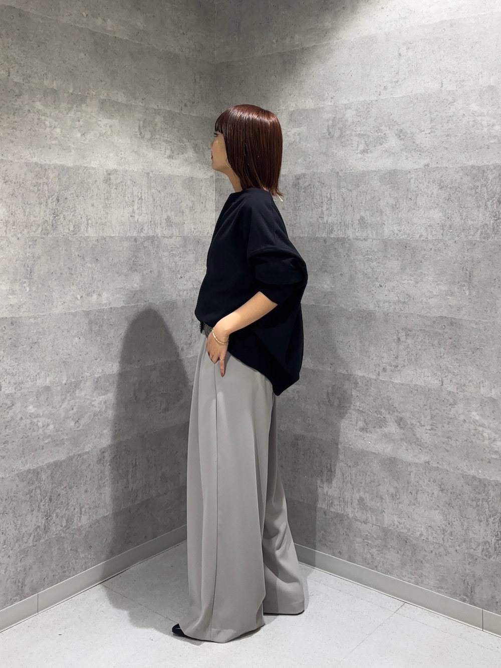 「秋服準備はじめました、着こなしのちょこっとテク、今日のメイク、休日スタイル、シンプルスタイル、大人コーデ、大人かわいい、キレイめカジュアル、オトナカジュアル、お出かけコーデ、シンプル、スラックスパンツ、150cm台コーデ、モノトーンコーデ、スラックス」｜「DouDouの【新色追加】【インフルエンサー OKOCHI企画】ハーフジップスウェット（スウェット、ブラック系）」を使った、MEGUMI  さん（レディース・154cm）の夏コーディネートの2枚目の写真