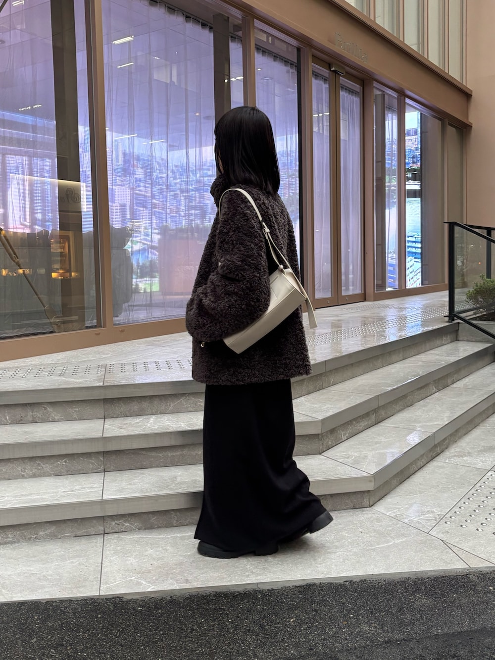 グレー系のその他アウター、ブラック系のワンピースを着用したレディースの秋コーディネートの2枚目の写真